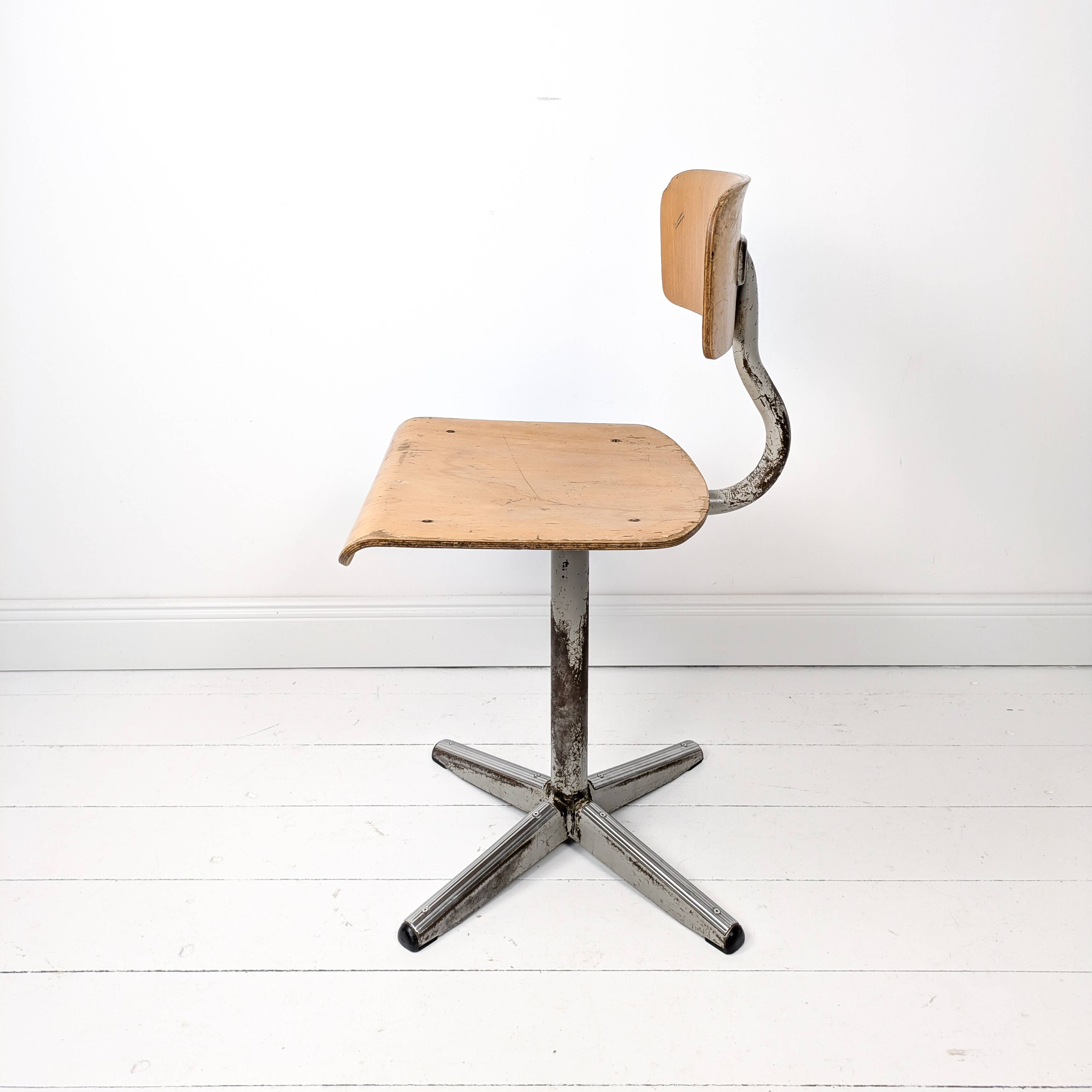 Mid Century Chaise d'école Chaise d'enfant Bois Métal Vintage Rétro Chambre d'enfant Pied Skandi Sca