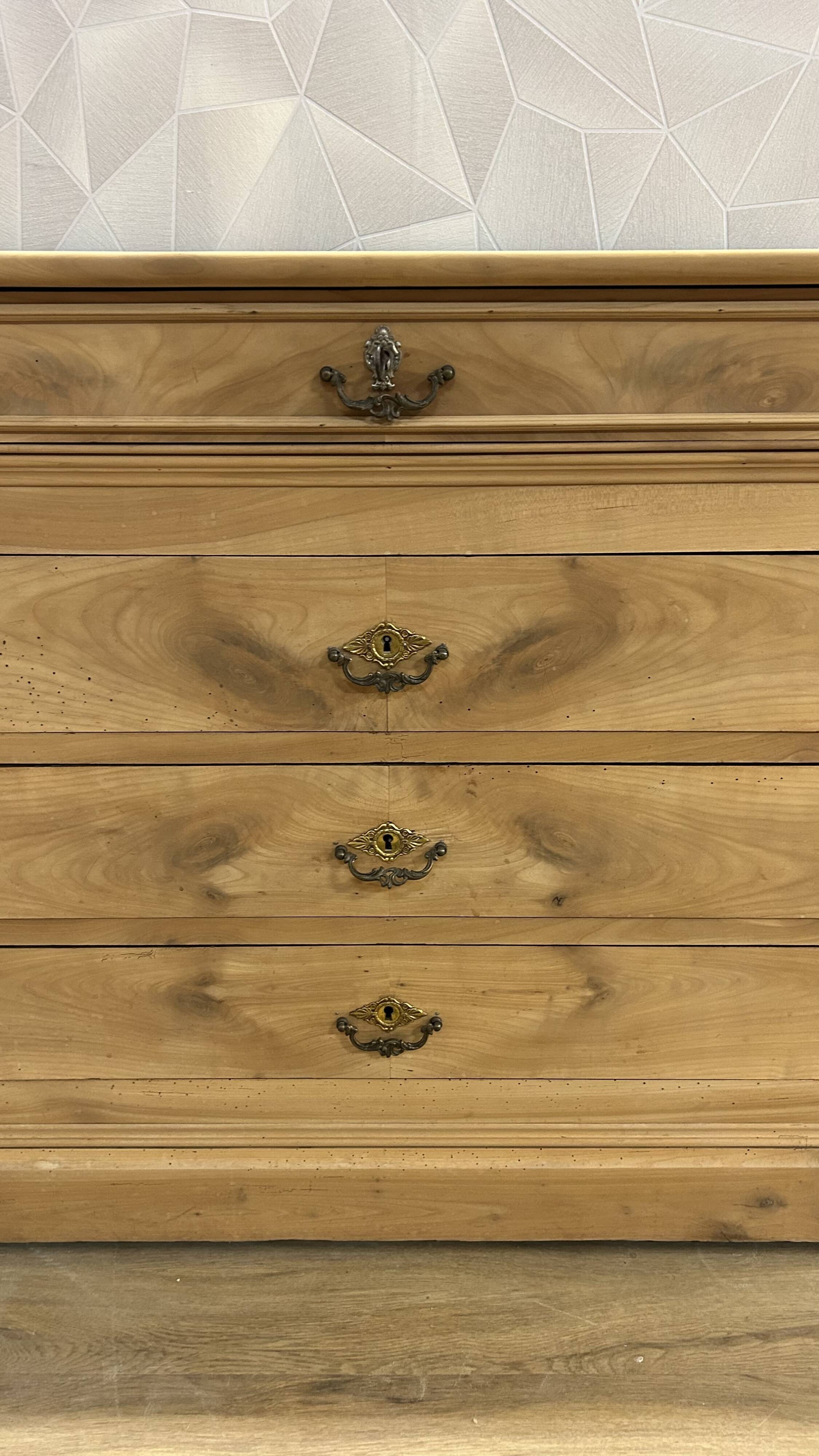 Louis Philipe airbrushed chest of drawers with 4 drawers