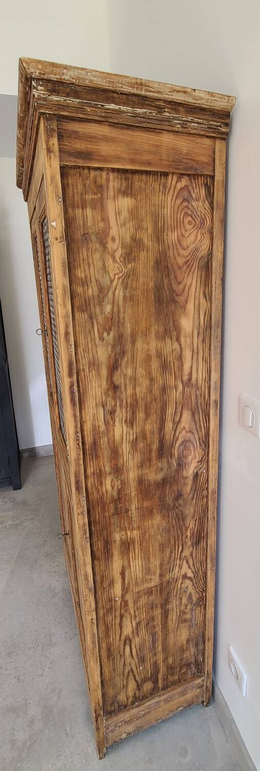 Wooden mesh linen cupboard