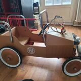 Adjustable pedal car