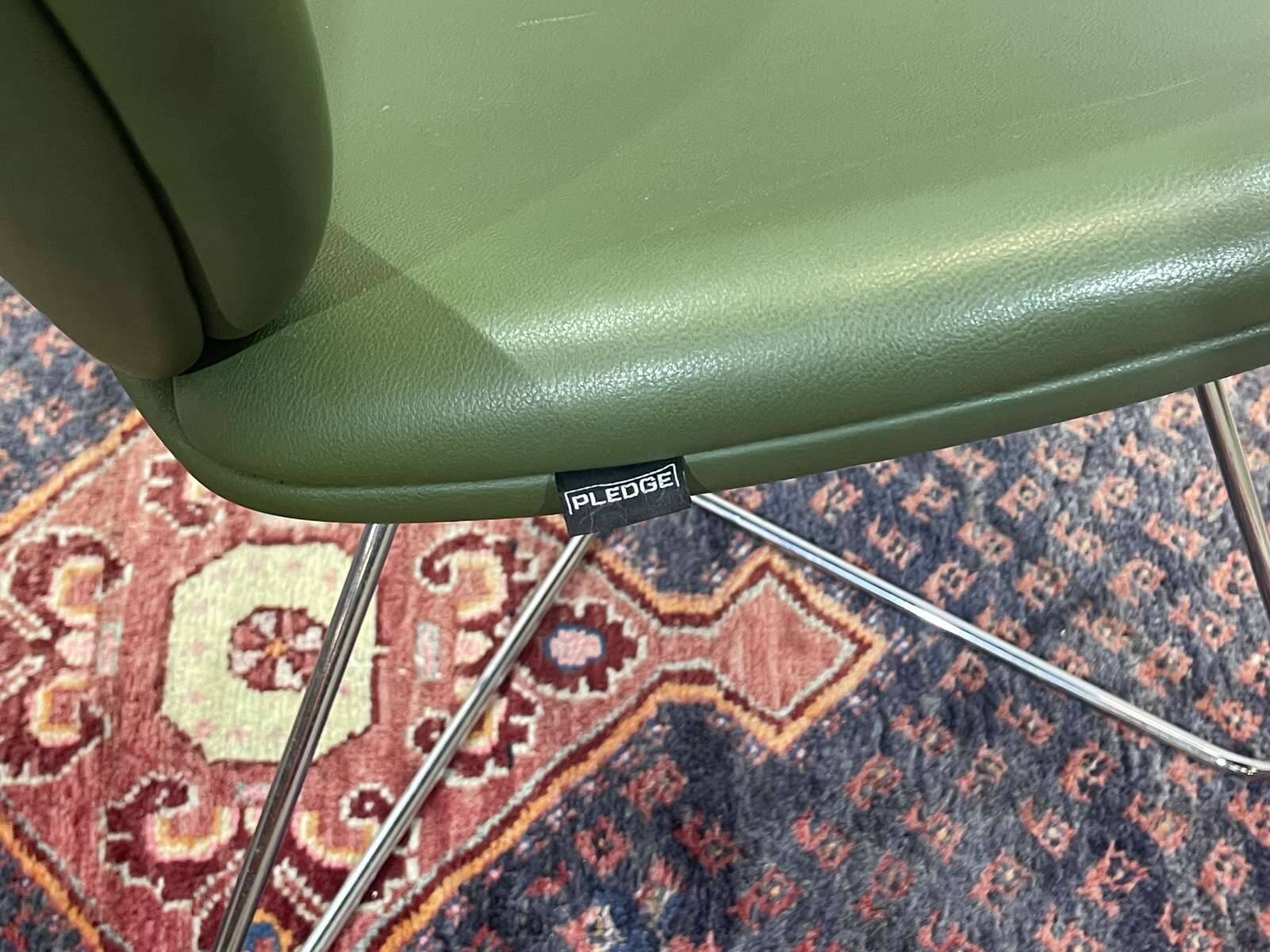 Chaise - chauffeuse moderne en cuir de la marque Pledge