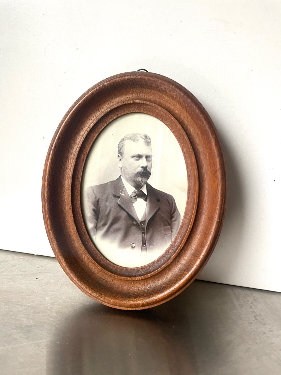 Antique wooden oval picture frame, 19.5 cm x 15.5 cm