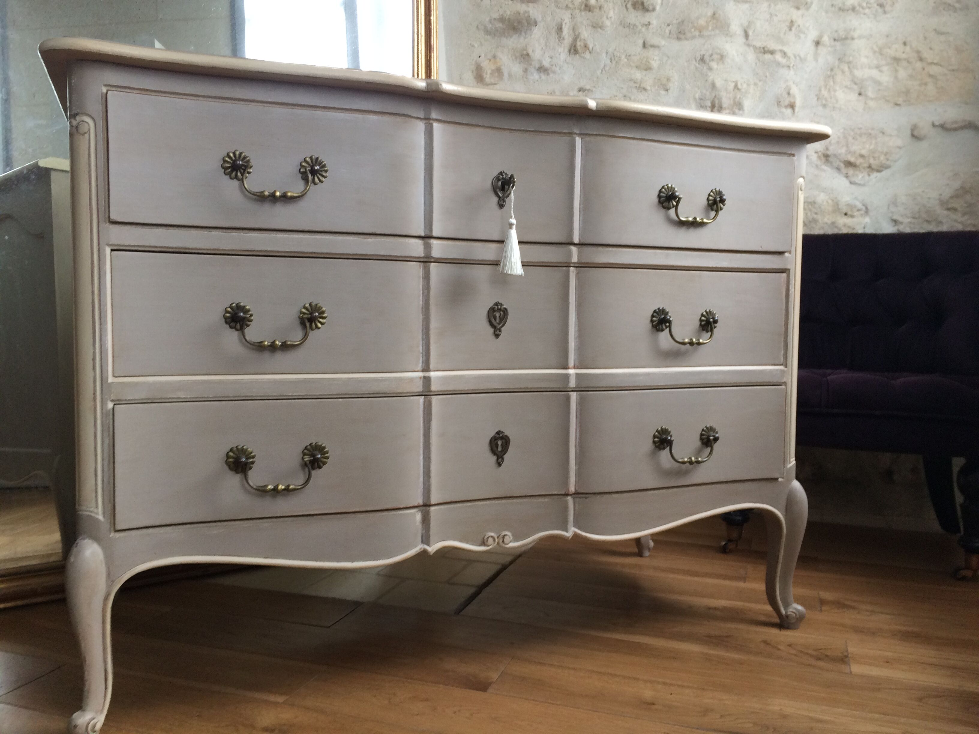 Patinated crossbow commode