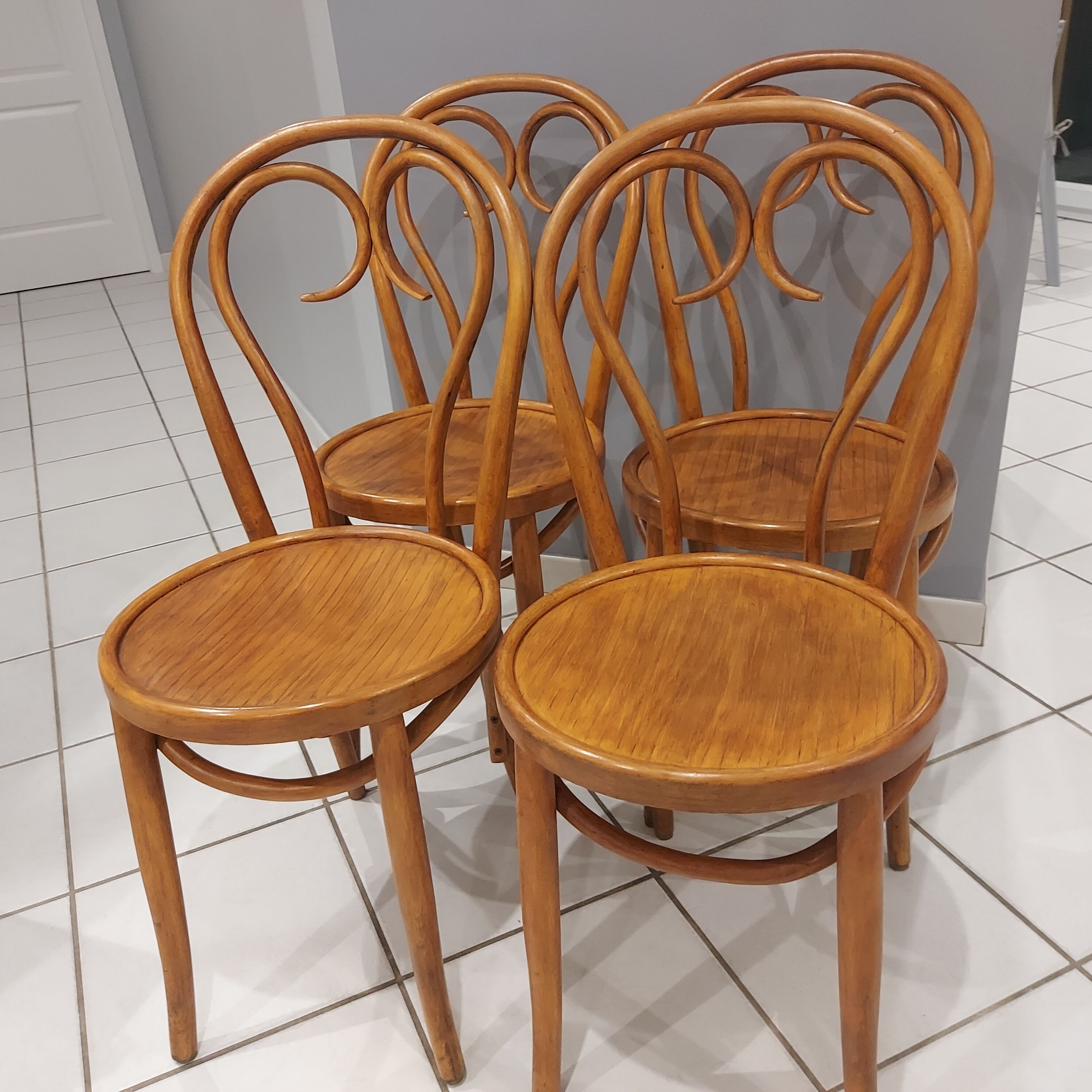 Suite de 4 chaises de bistrot bois courbé