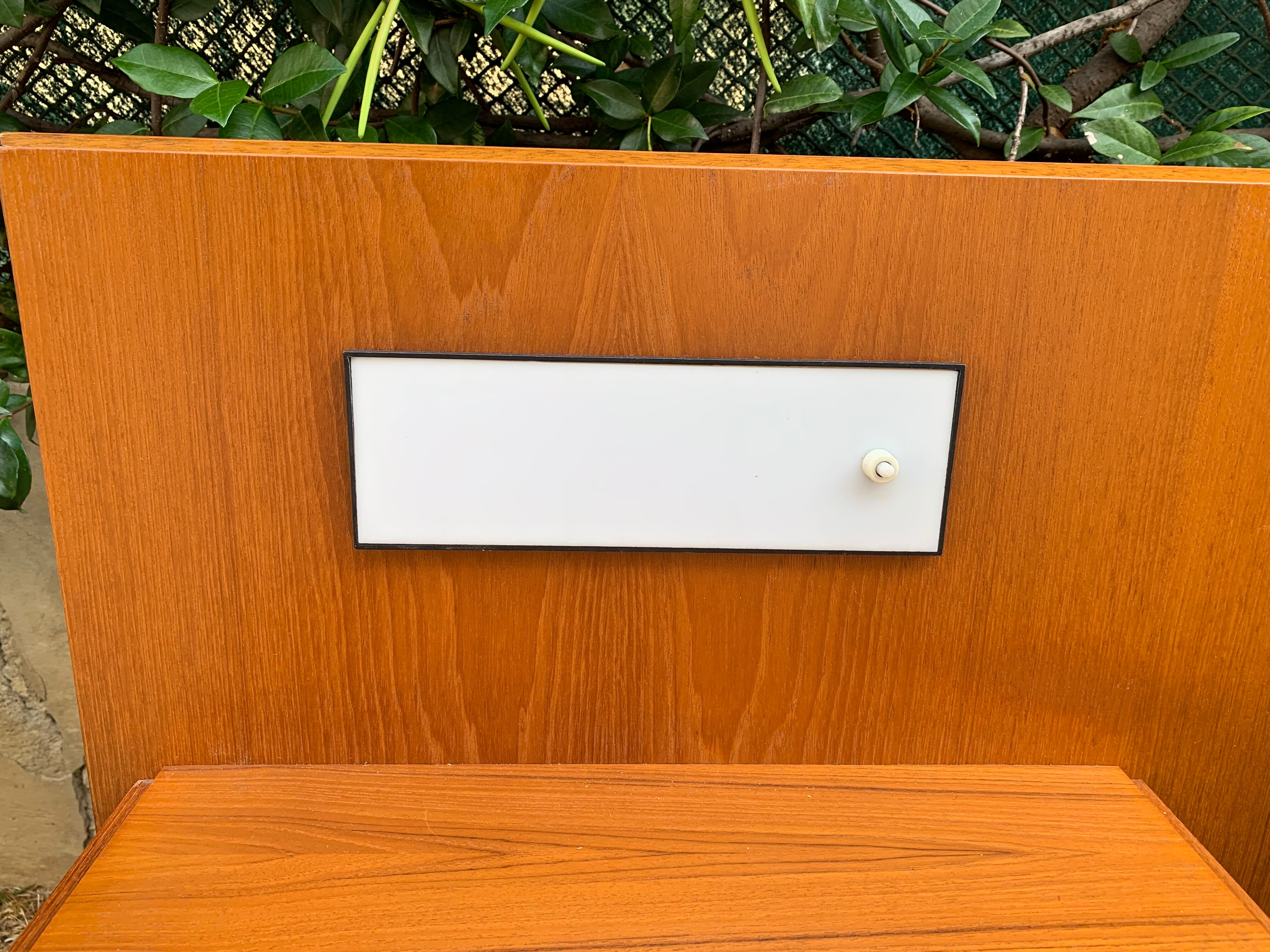 Headof with built-in wall lamp