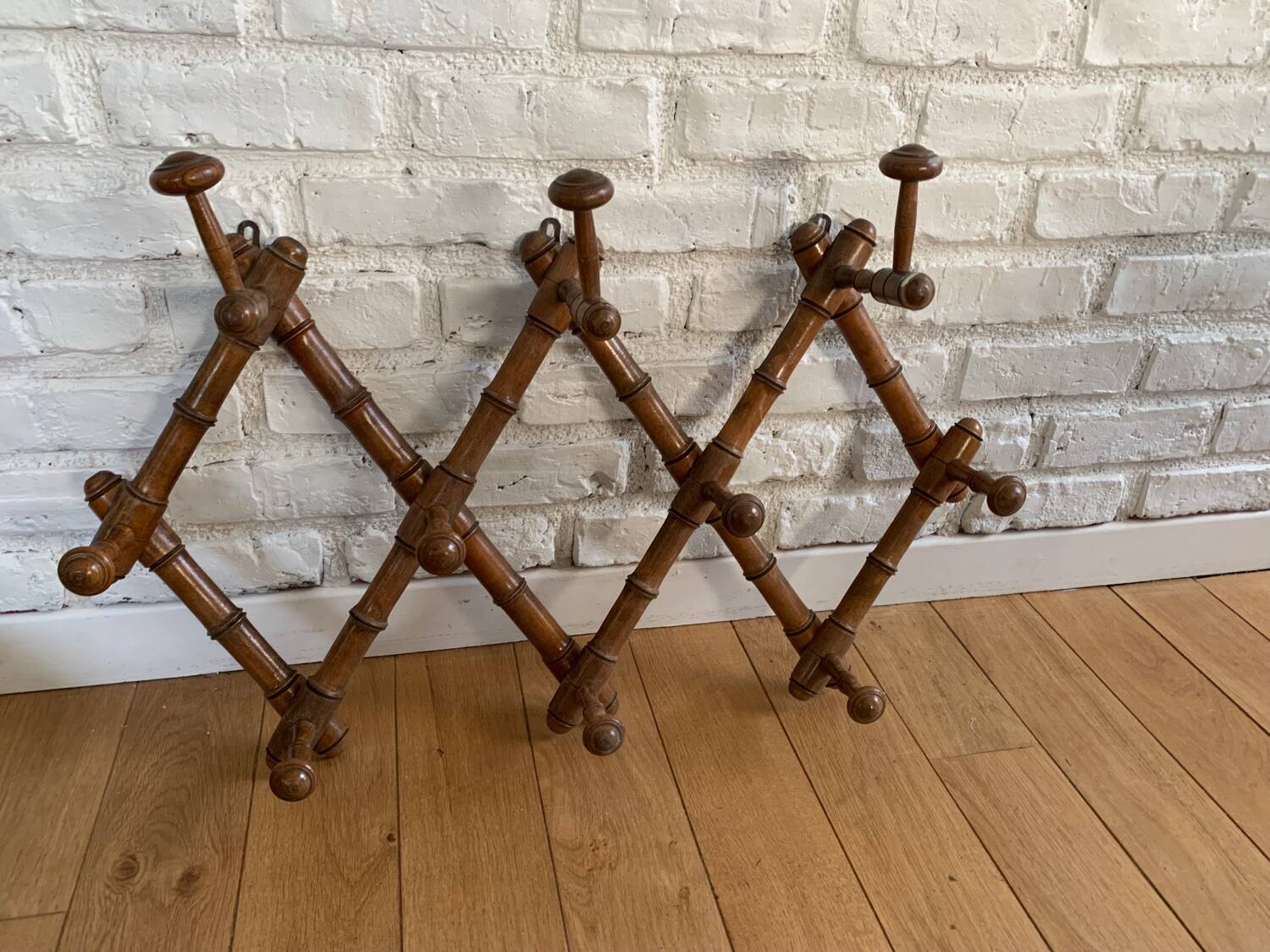 Accordion coat rack