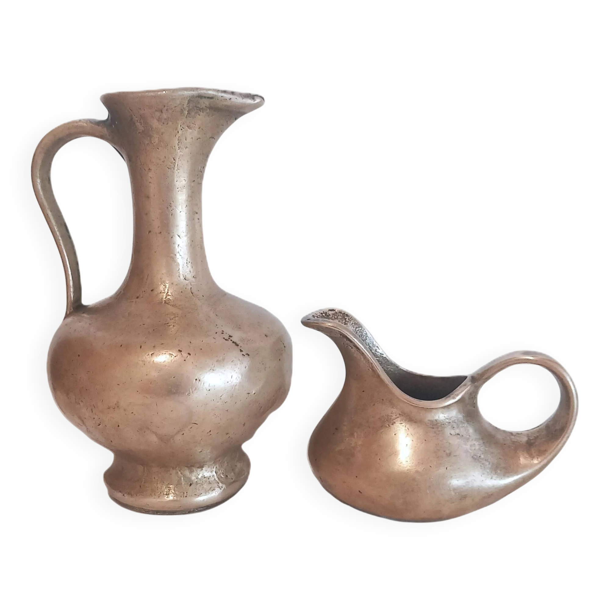 Set of 2 bronze jugs