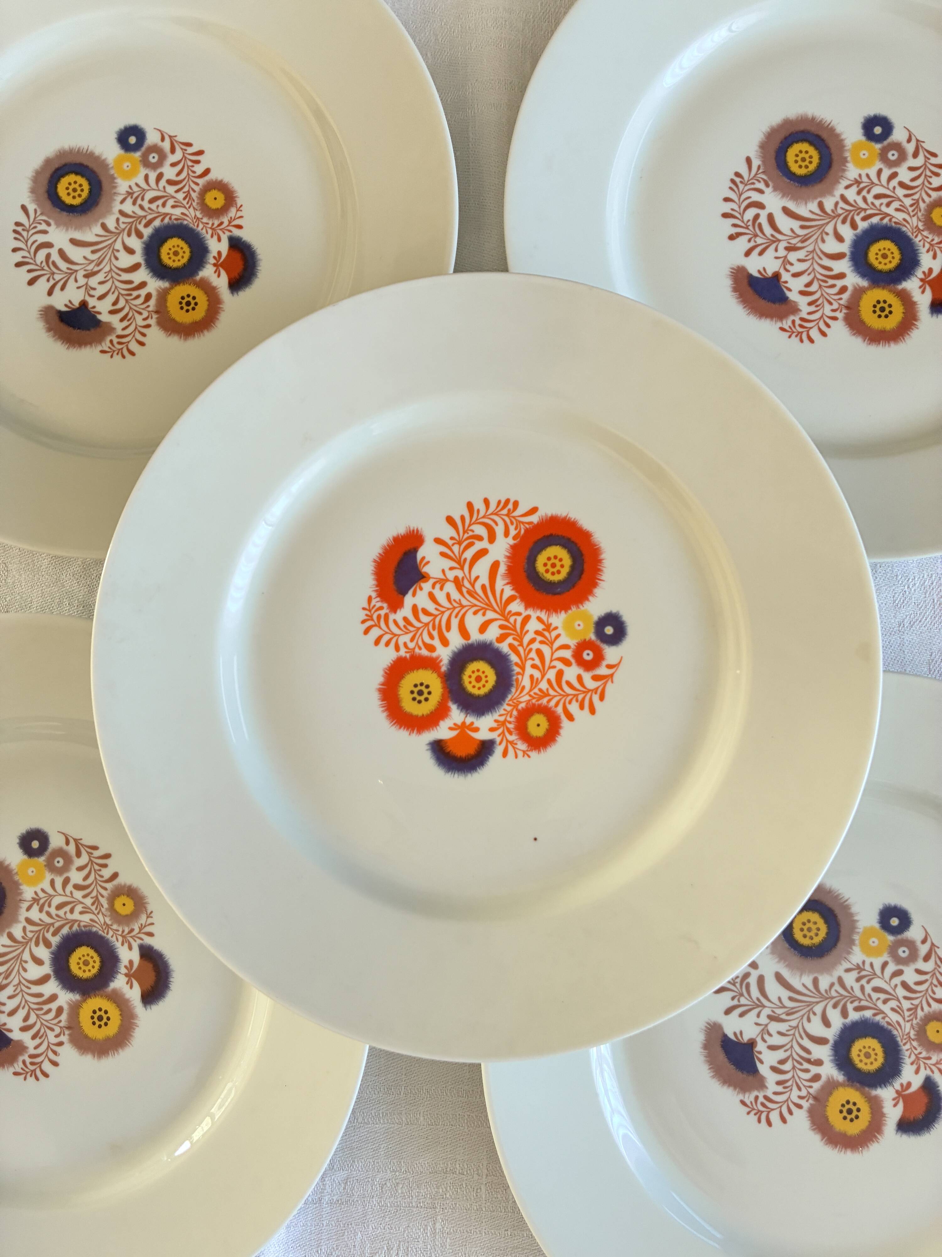 Assiettes seventies en porcelaine de Limoges