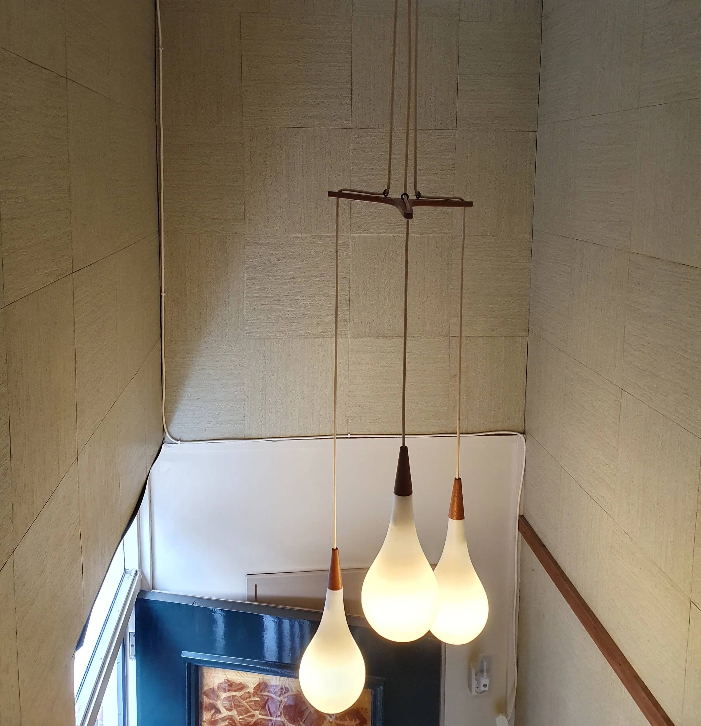Holmegaard - Michael Bang - triangle Raindrop pendant lamp - Opal white - Teak - Midcentury design cluster pendant light