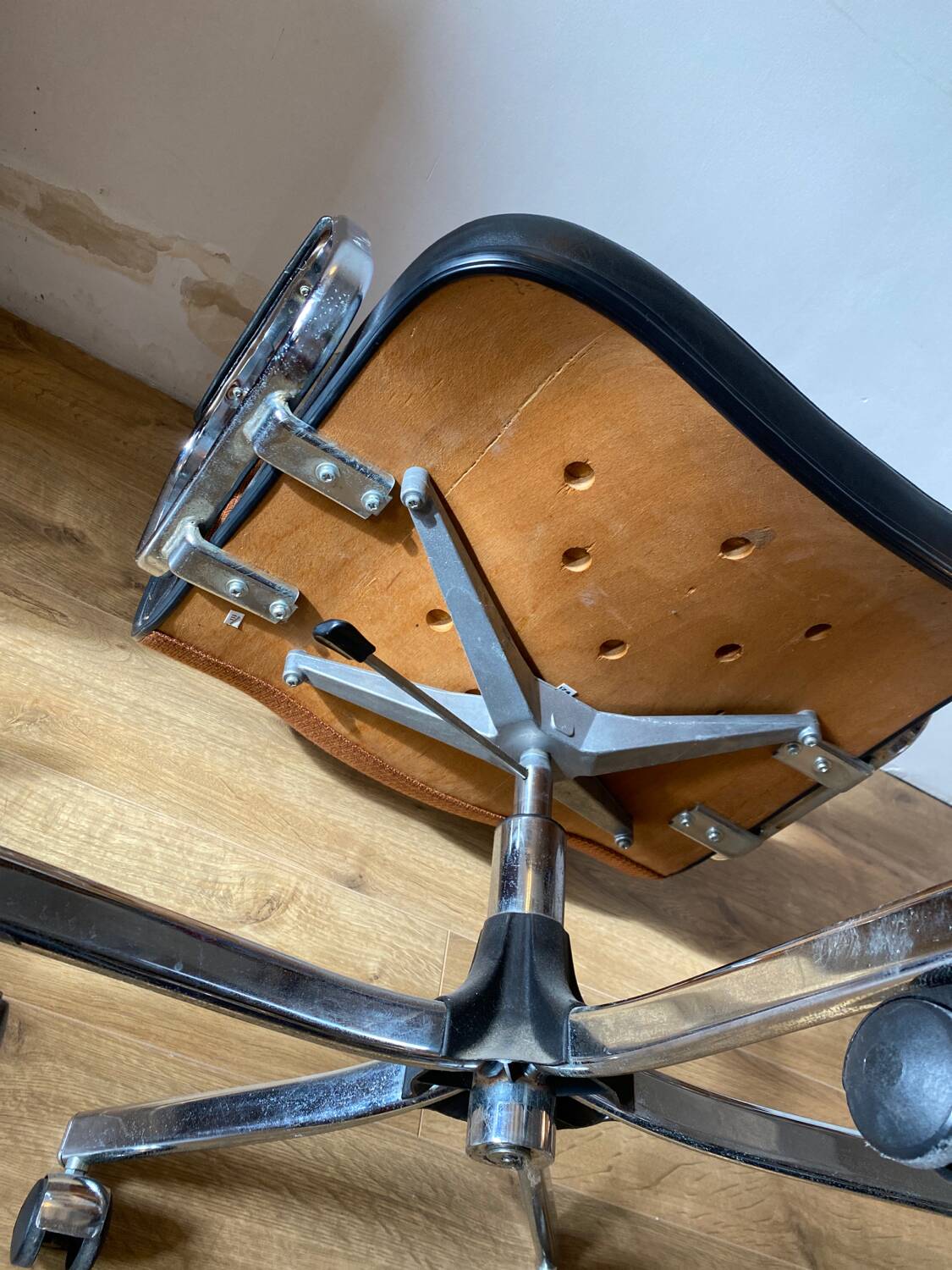 Swivel office chair with casters