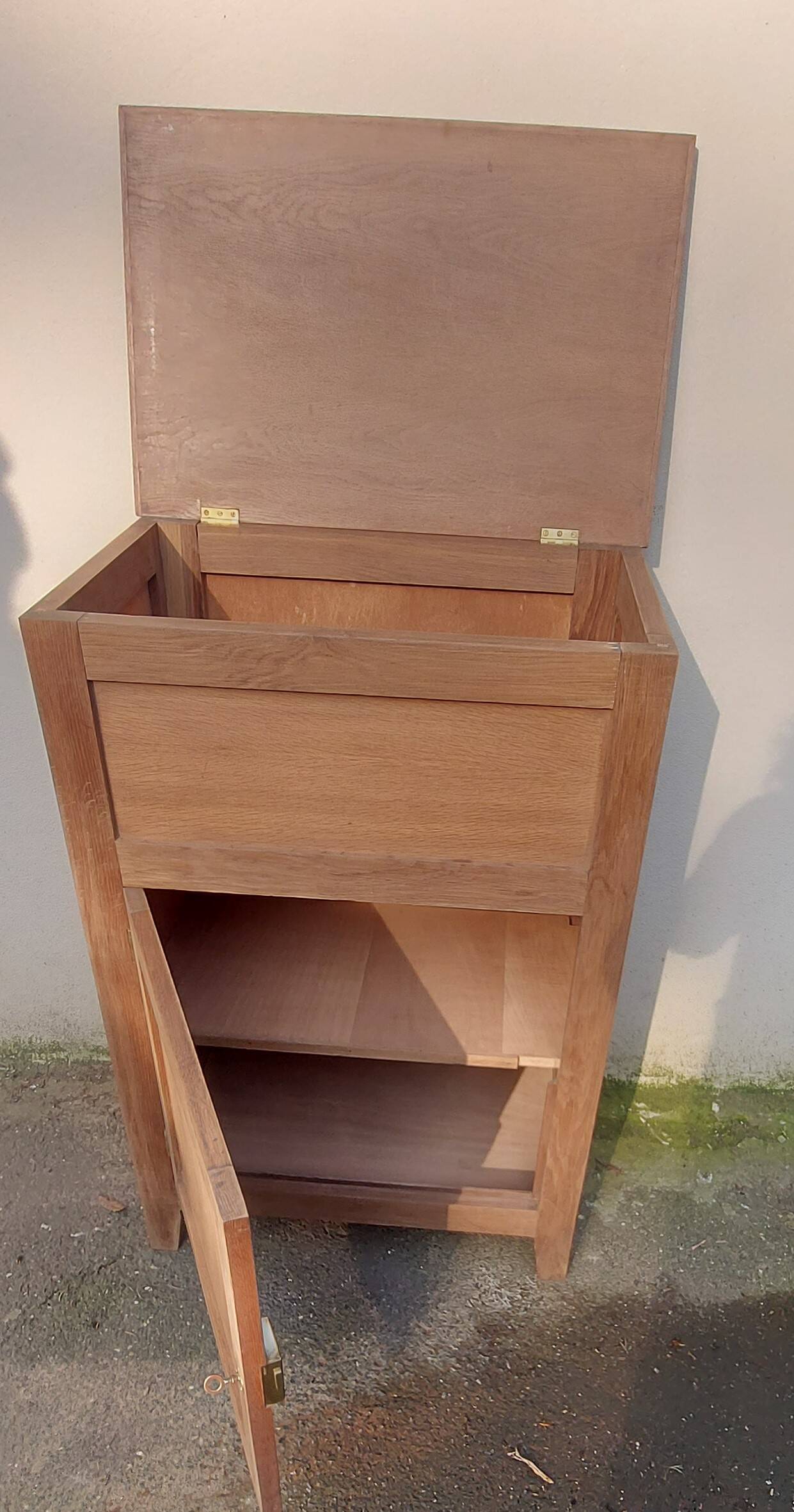 Beautiful piece of furniture from the 1940s with 1 lid + 1 door with key.