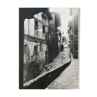 Tirage photographie noir et blanc argentique enfants jouant dans la rue circa 1950