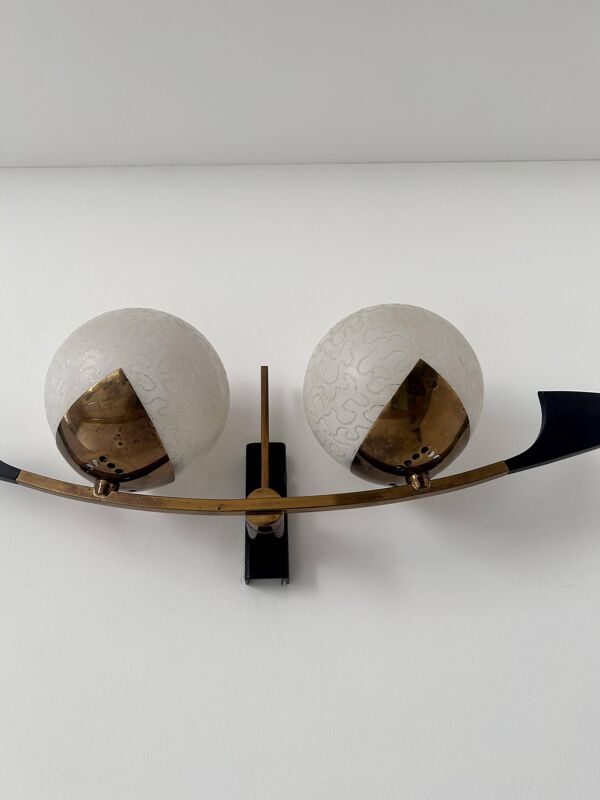 Applique vintage laiton et opaline, Arlus, France 1960