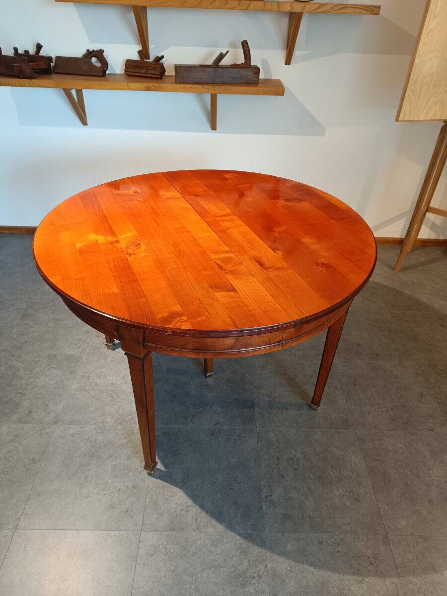 DINING TABLE IN EXOTIC WOOD IN PERFECT CONDITION