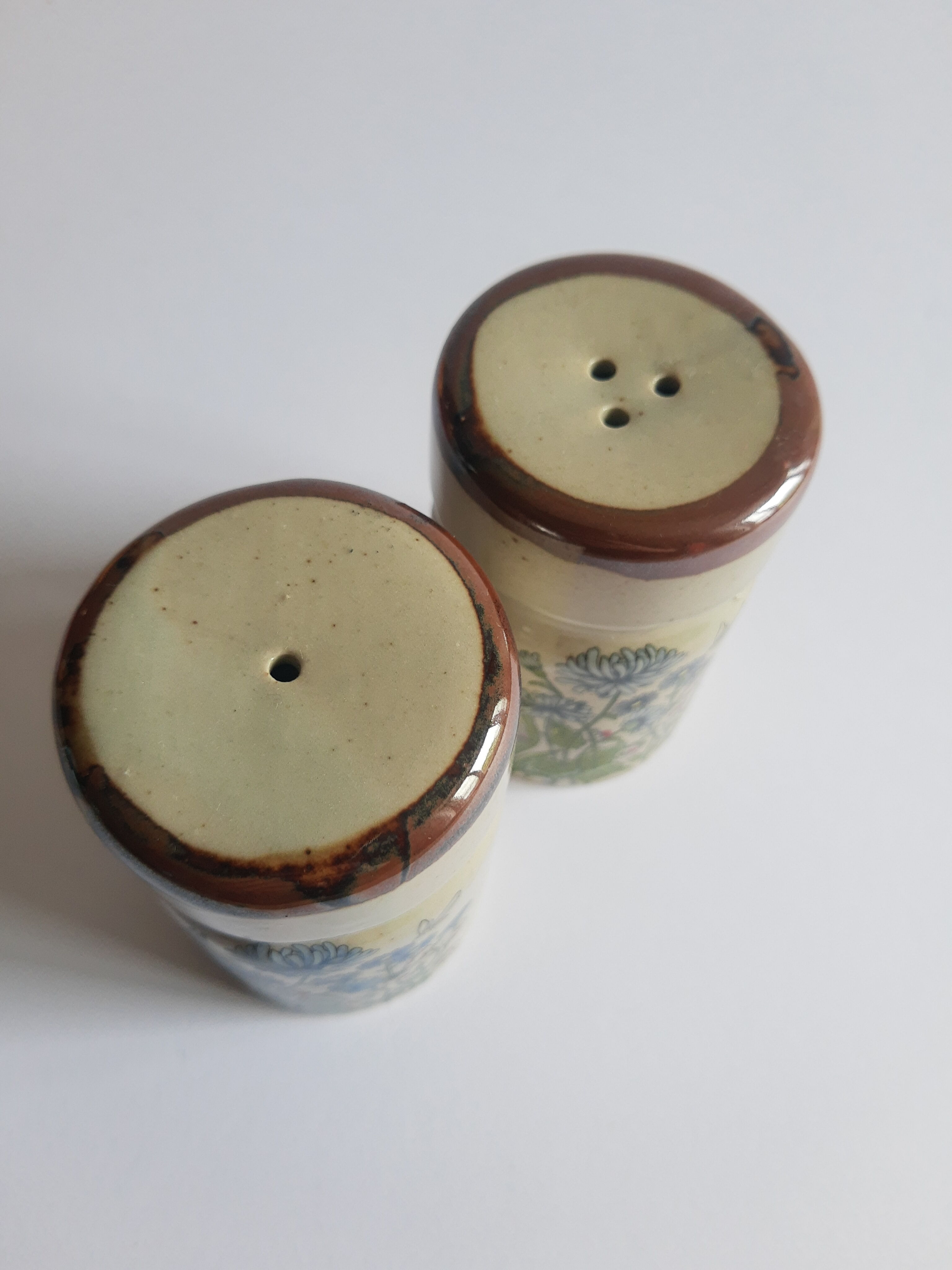 Set salière et poivrier en grès décor floral vintage