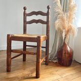 Pause de chaises brutalistes