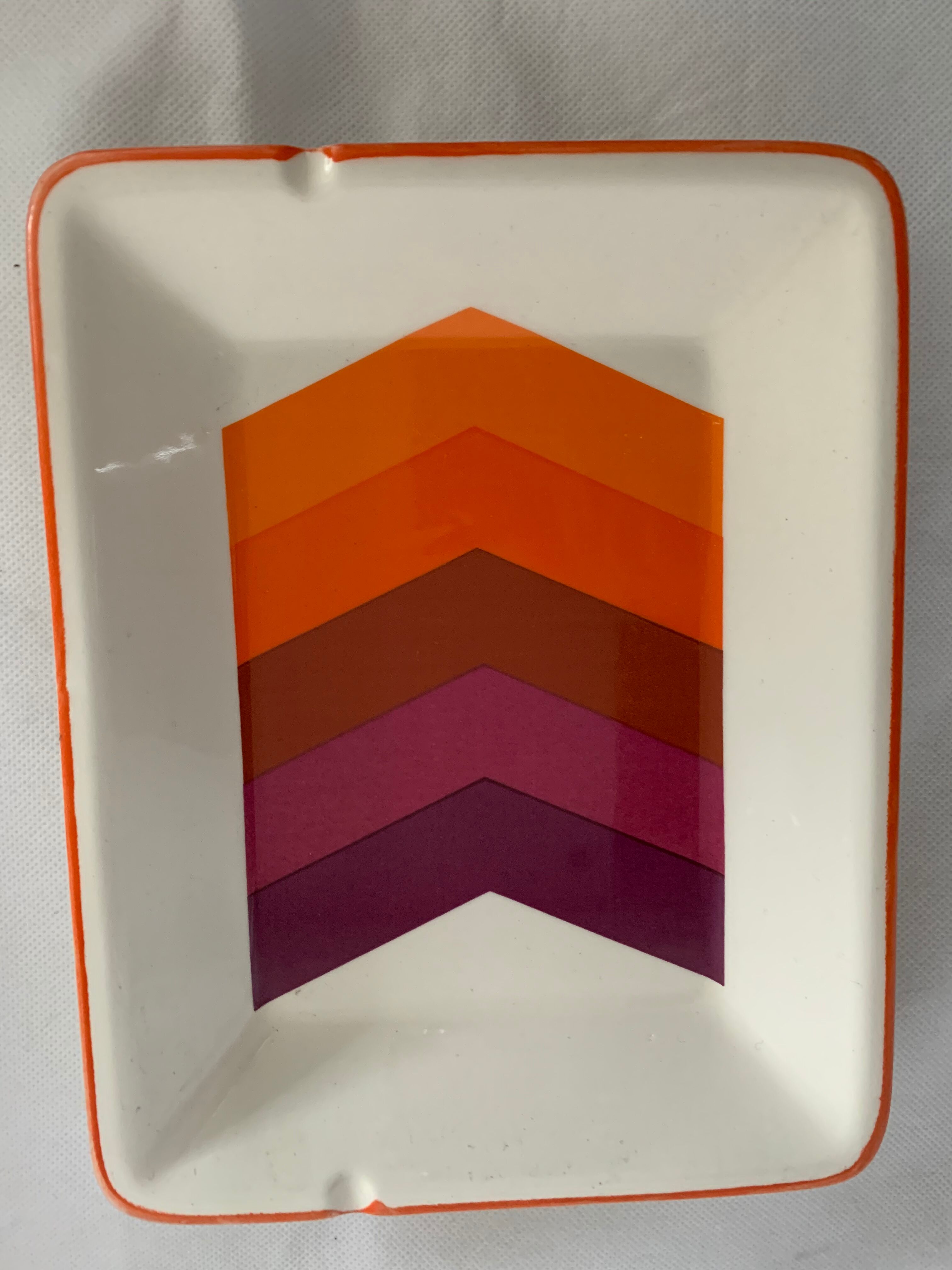 Lot of 2 bowls and 4 dishes or plates Gien model arrows 1970