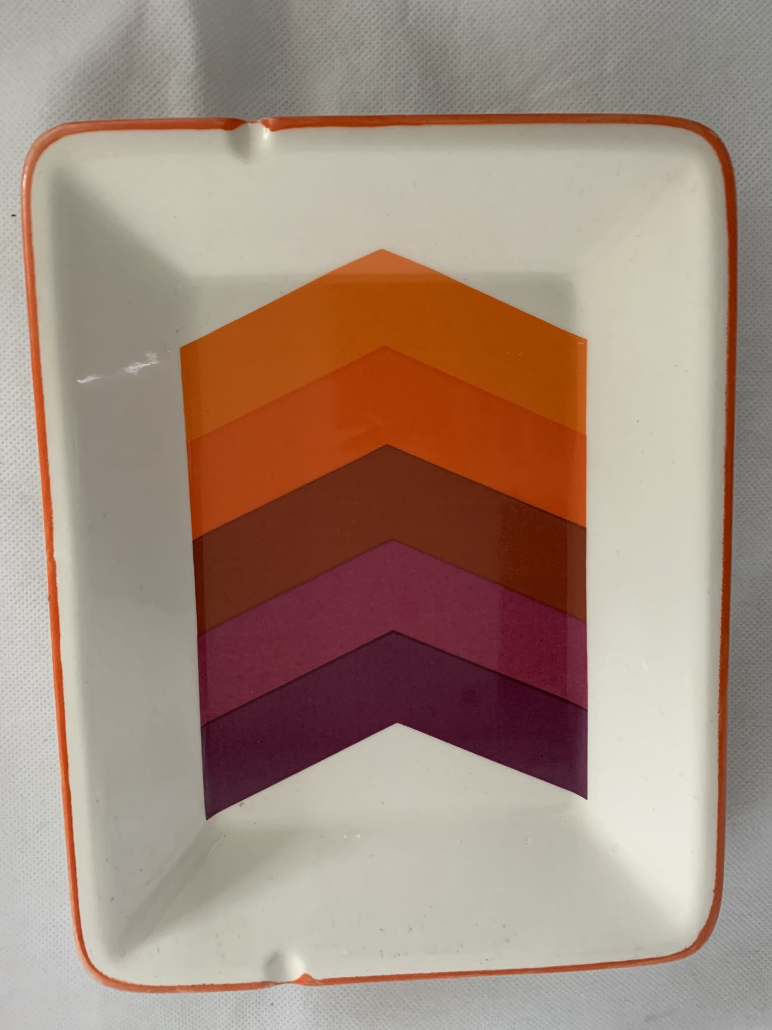 Lot of 2 bowls and 4 dishes or plates Gien model arrows 1970