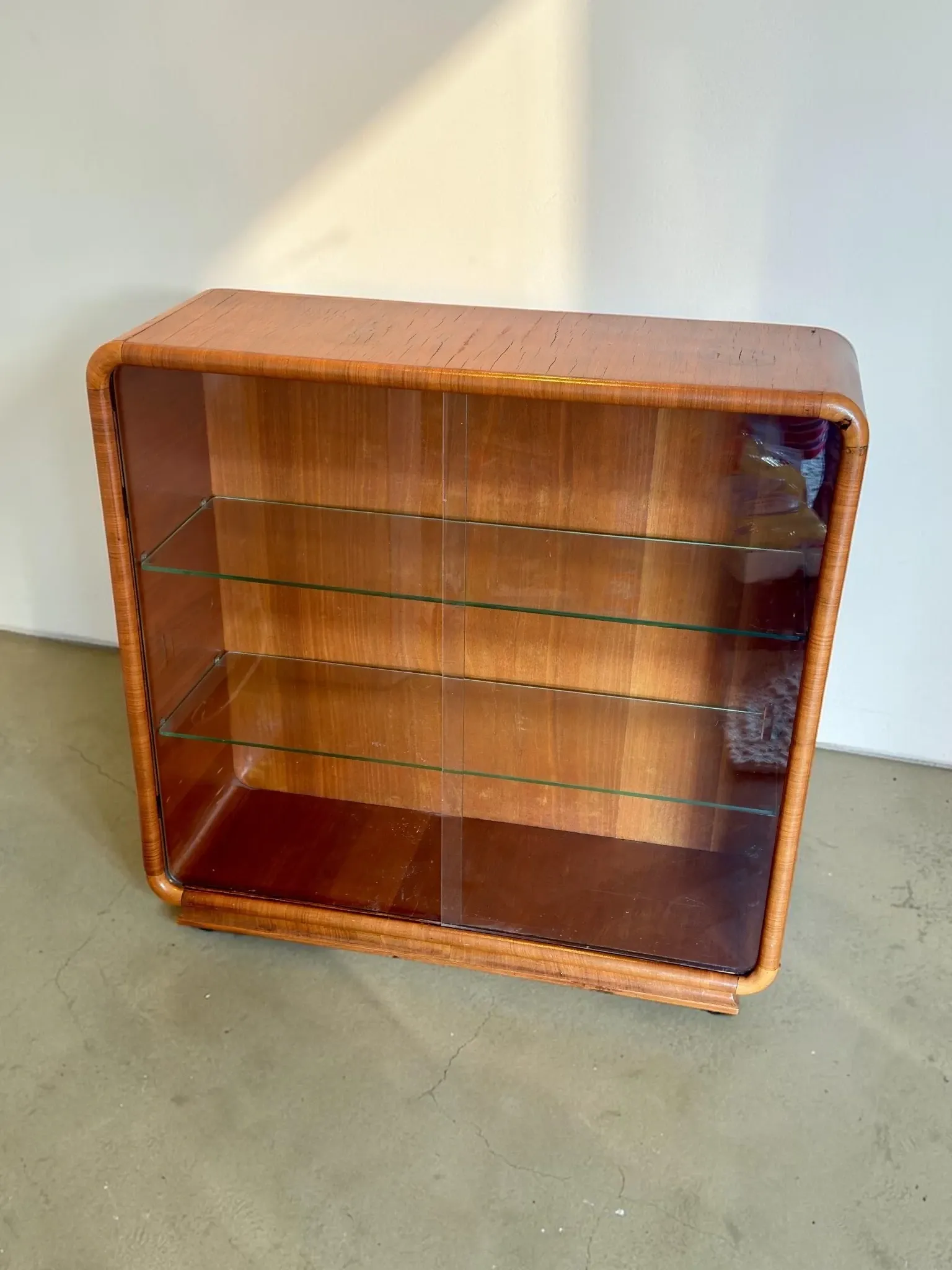 Vintage Art Deco display cabinet in mahogany with a black marble top.
