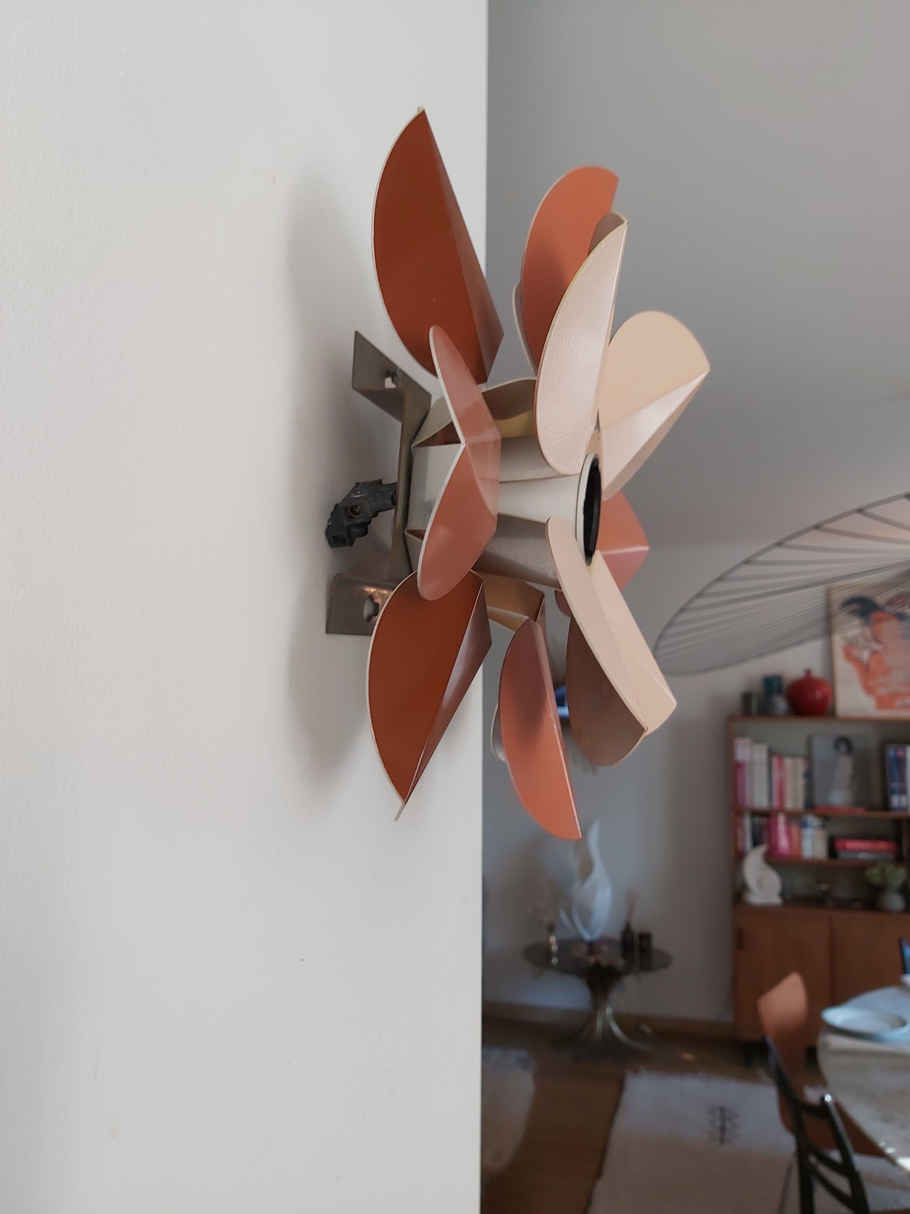 Sconce from the 70s flower shape in metal