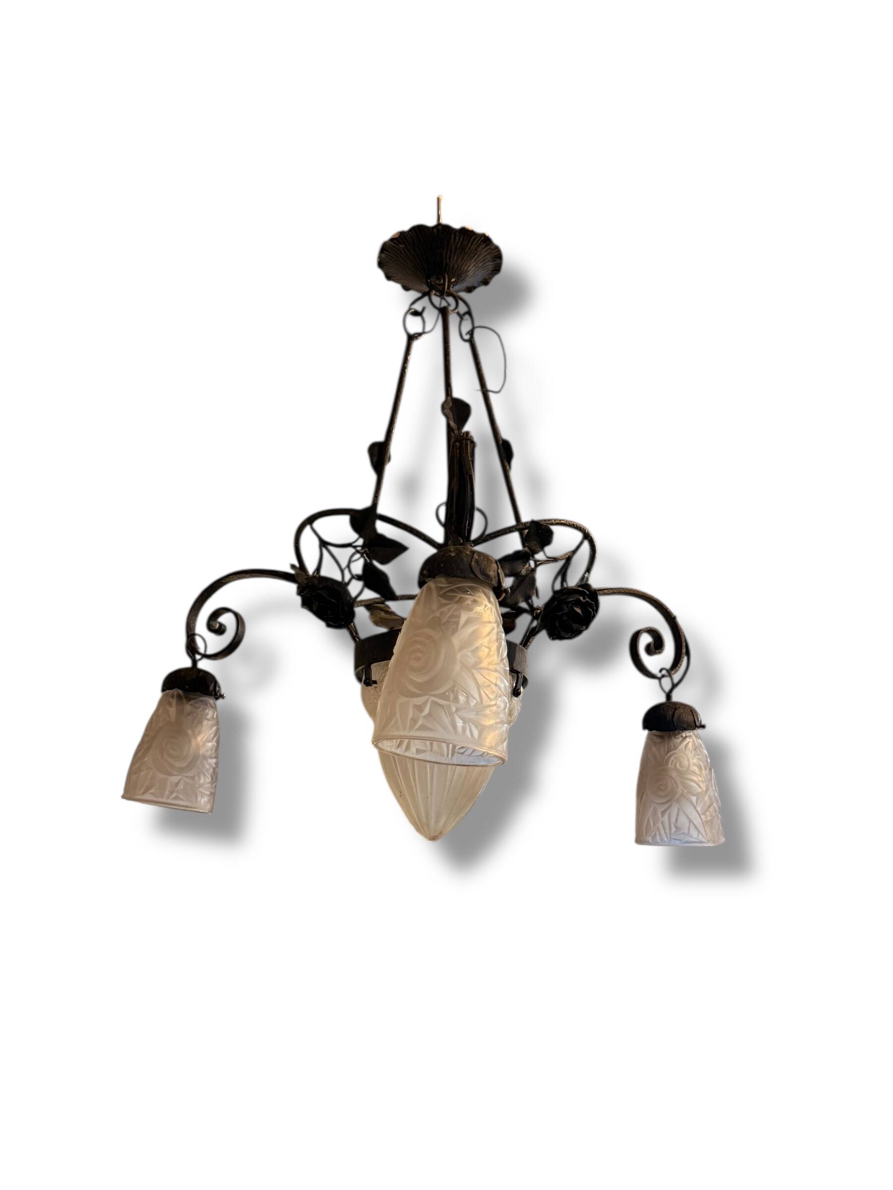 Lustre Art Déco en fer forgé et verre dépoli