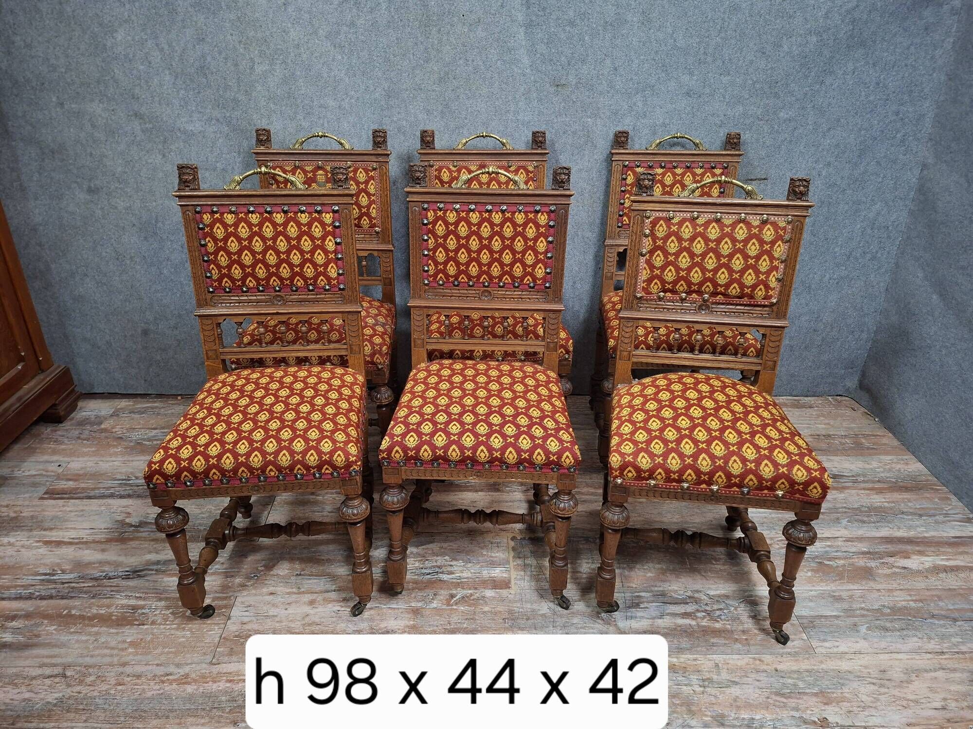 Suite de six chaises en chêne sculpté, de style Renaissance, XIXeme.