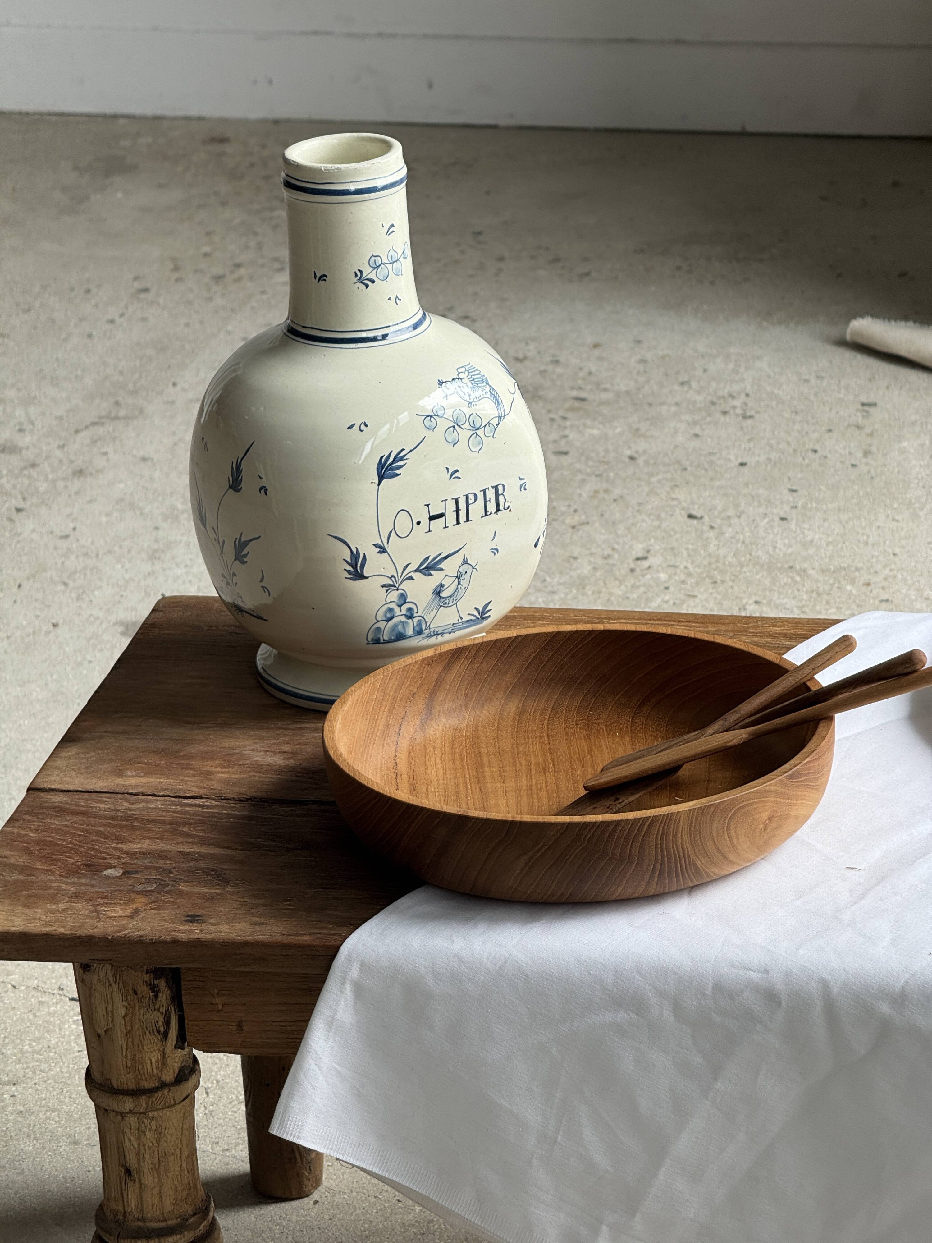 Vase en faïence blanche décor bleu O. HIPER