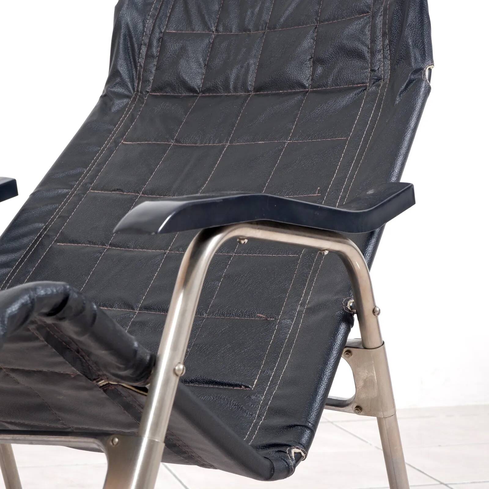 Foldable rocking chair by Takeshi Nii