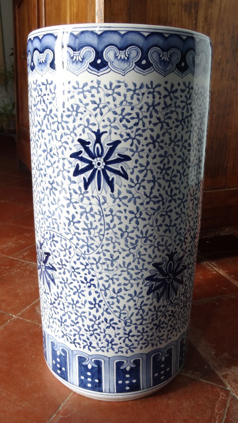 Porcelain umbrella holder in blue China