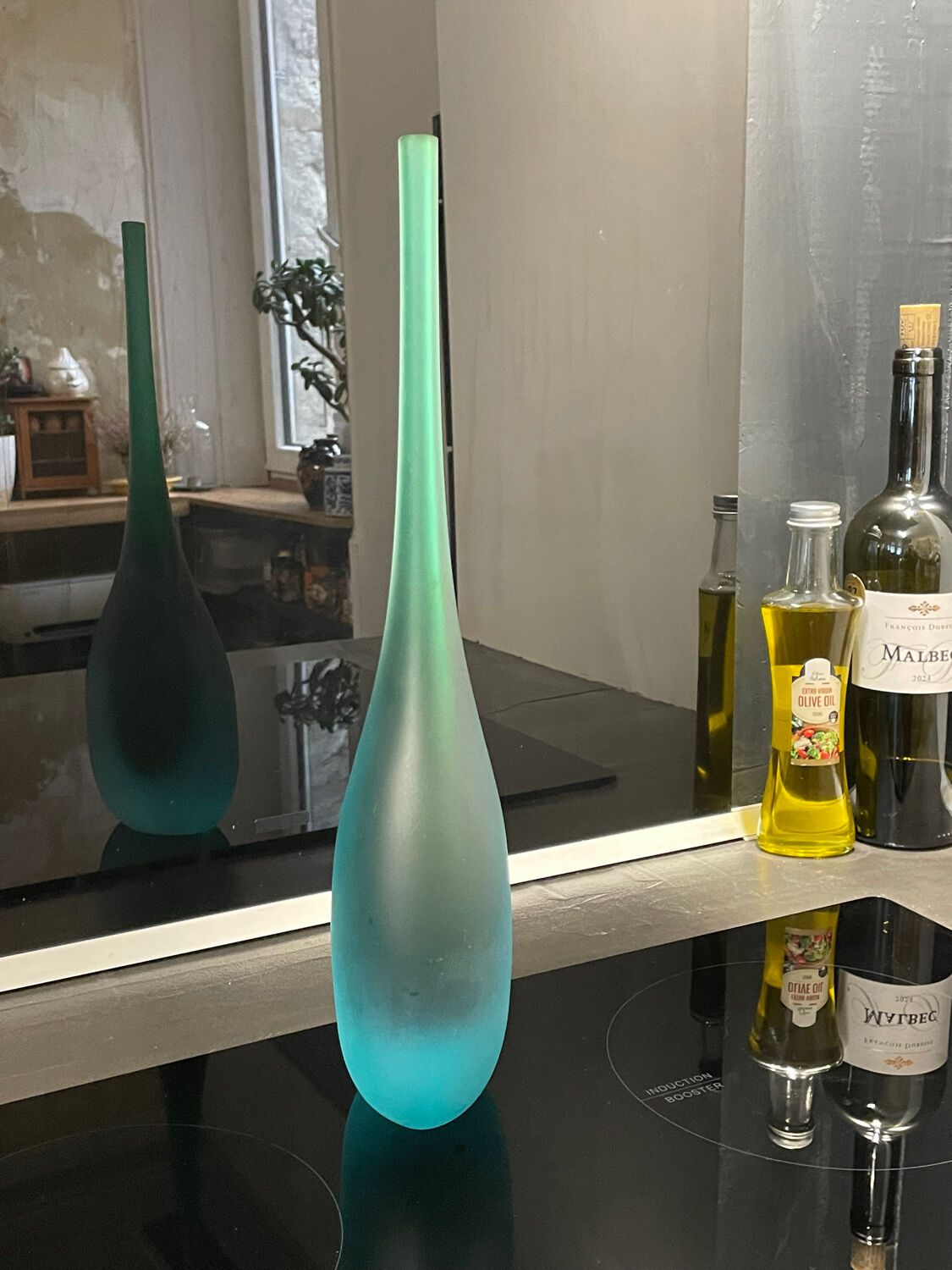 Vase en verre soufflé de Murano en forme de flûte avec un dégradé givré de teal à vert.