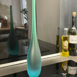 Vase en verre soufflé de Murano en forme de flûte avec un dégradé givré de teal à vert.