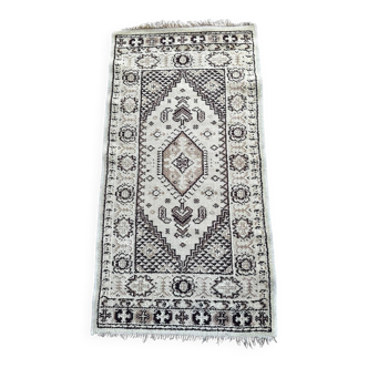 Oriental style rug 70cm x 130cm