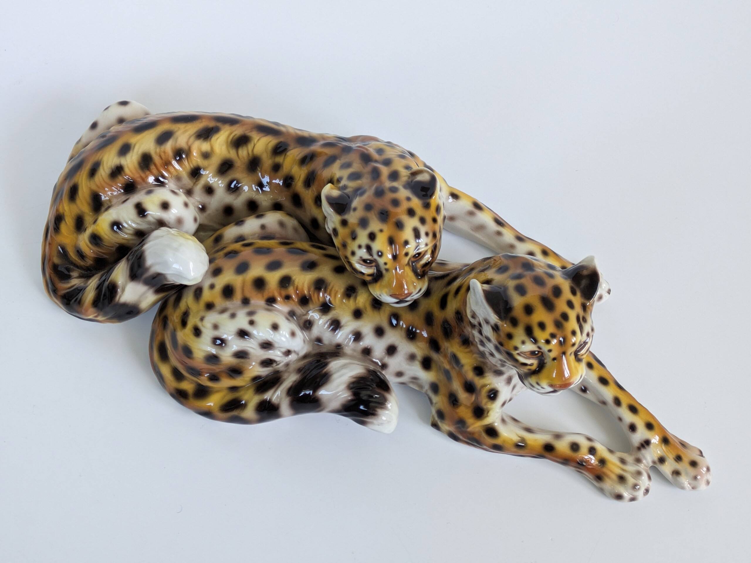 Large porcelain sculpture pair of leopards Italy 1970s Ronzan style