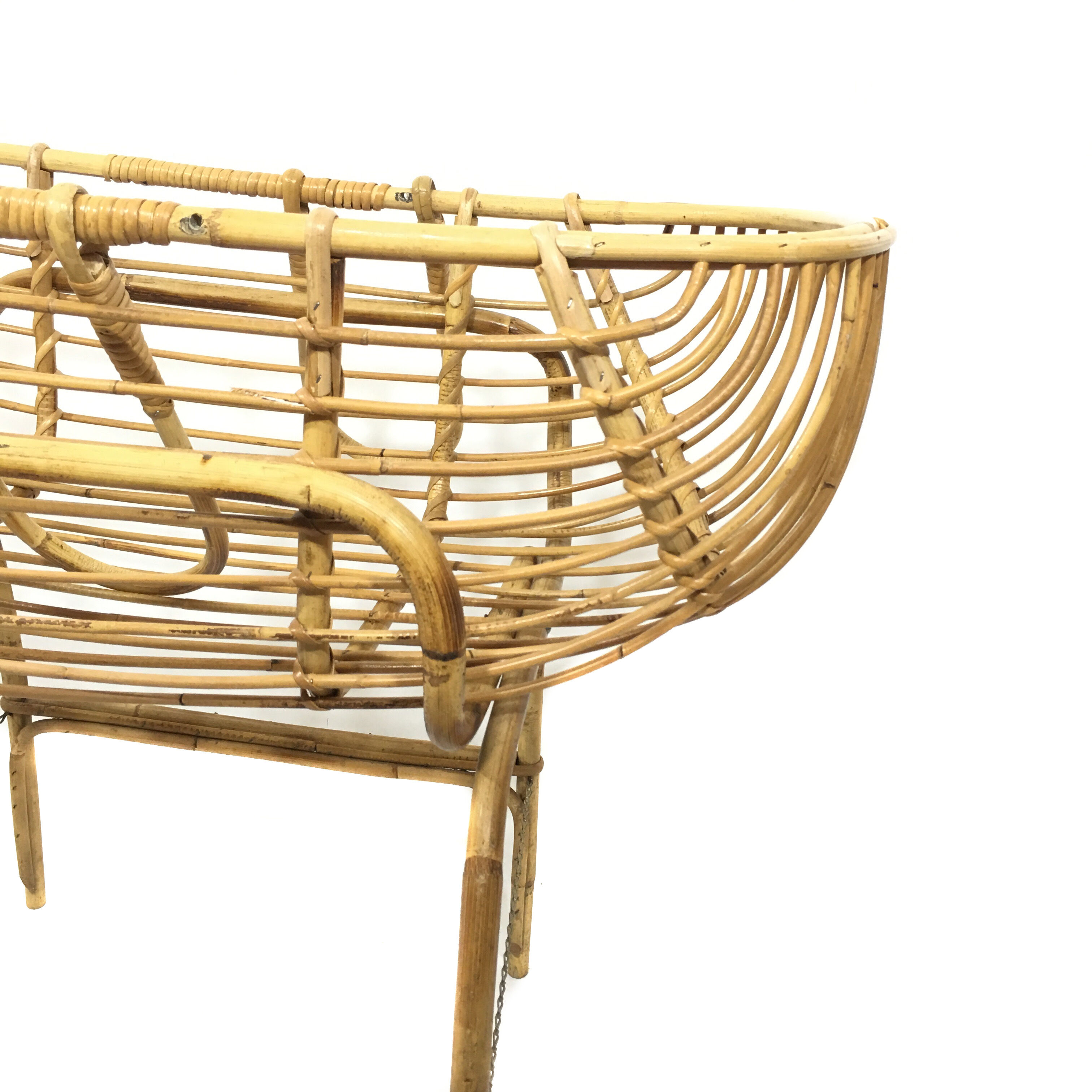 Basket rattan on feet