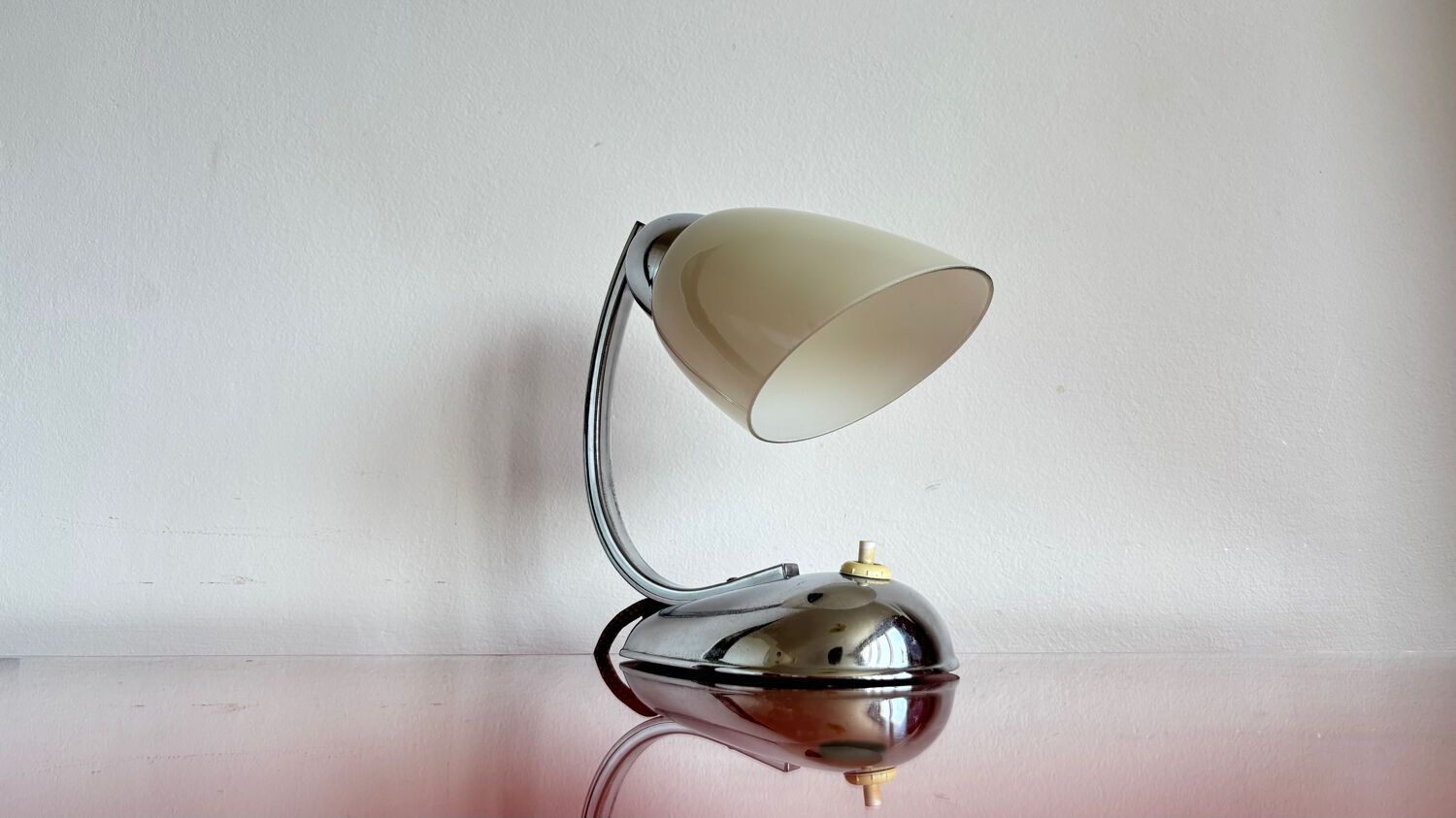 Functionalist table lamp