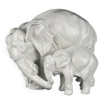 White porcelain figurine of an elephant and baby by Artepiu Este, Italy, 1990s.
