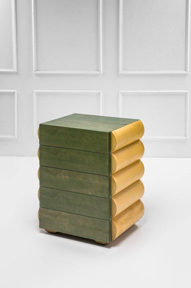 Cassettiera architettonica postmoderna in natural wood and wood tinto all'anilina, anni '80