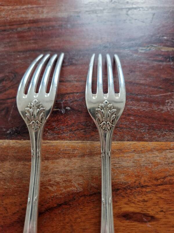 Orbrille - 2 table forks in the crossed ribbons model - in silver-plated metal