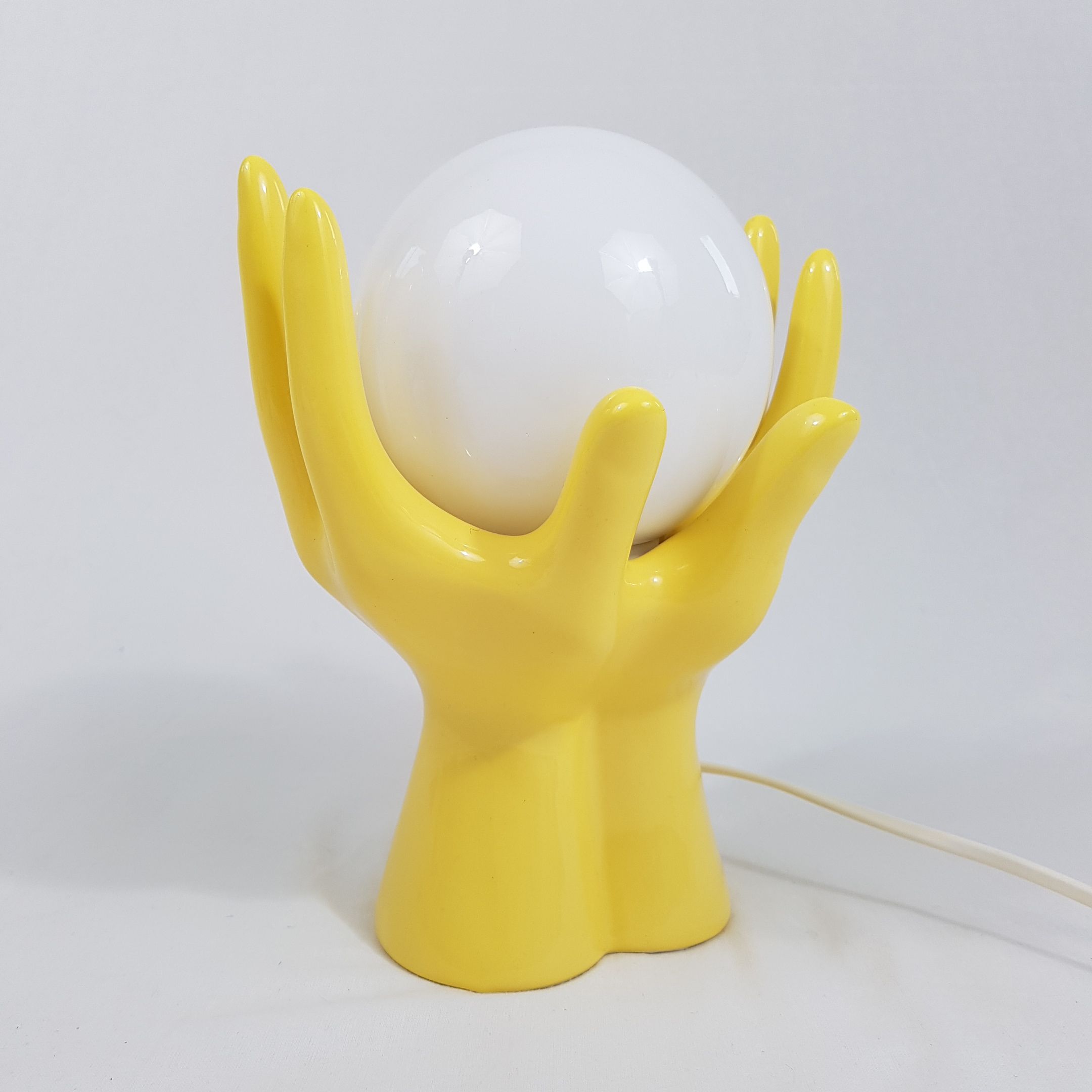 Lamp 2 hands holding a globe ceramic 70