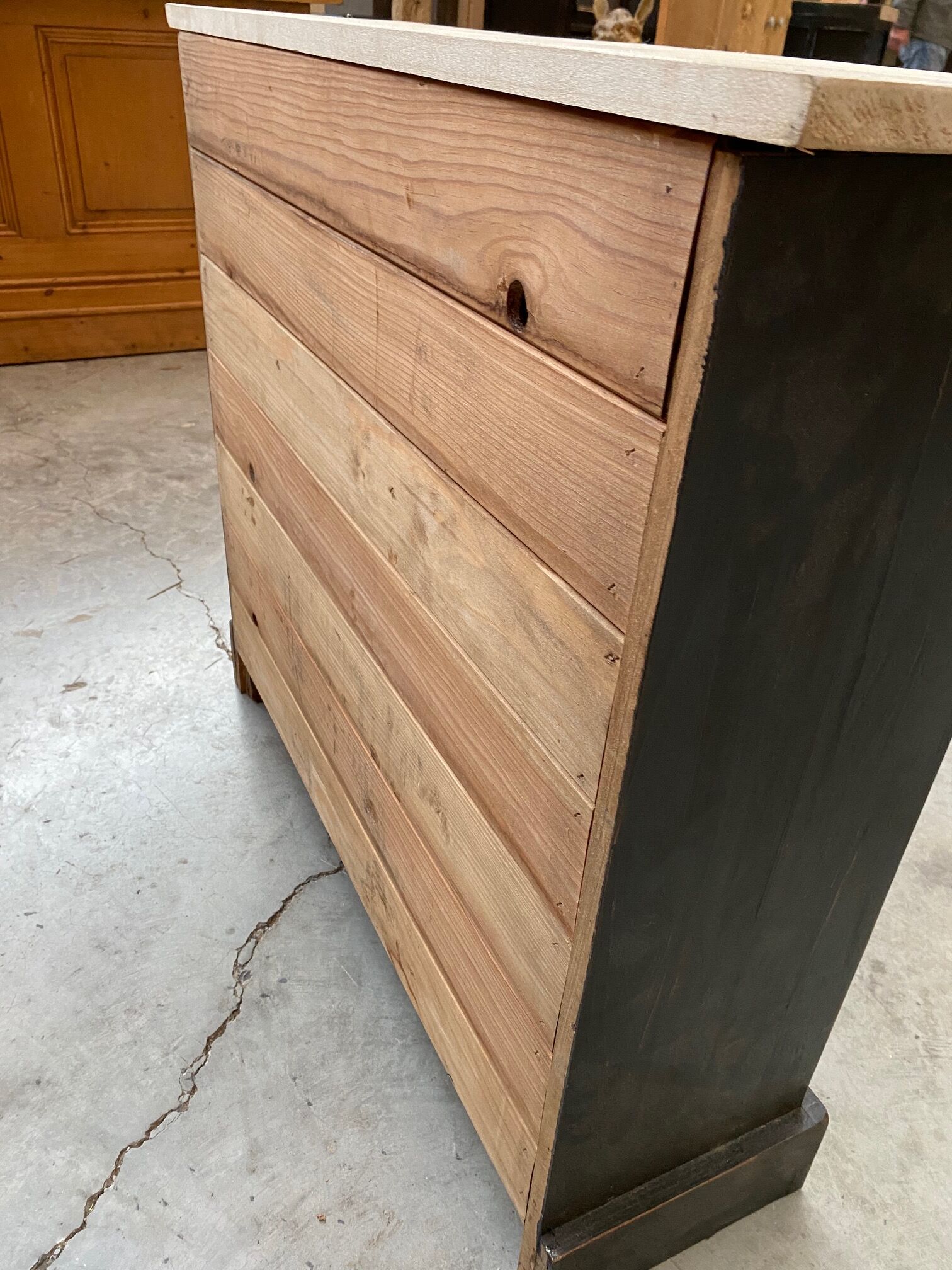 Storage cabinet with drawers