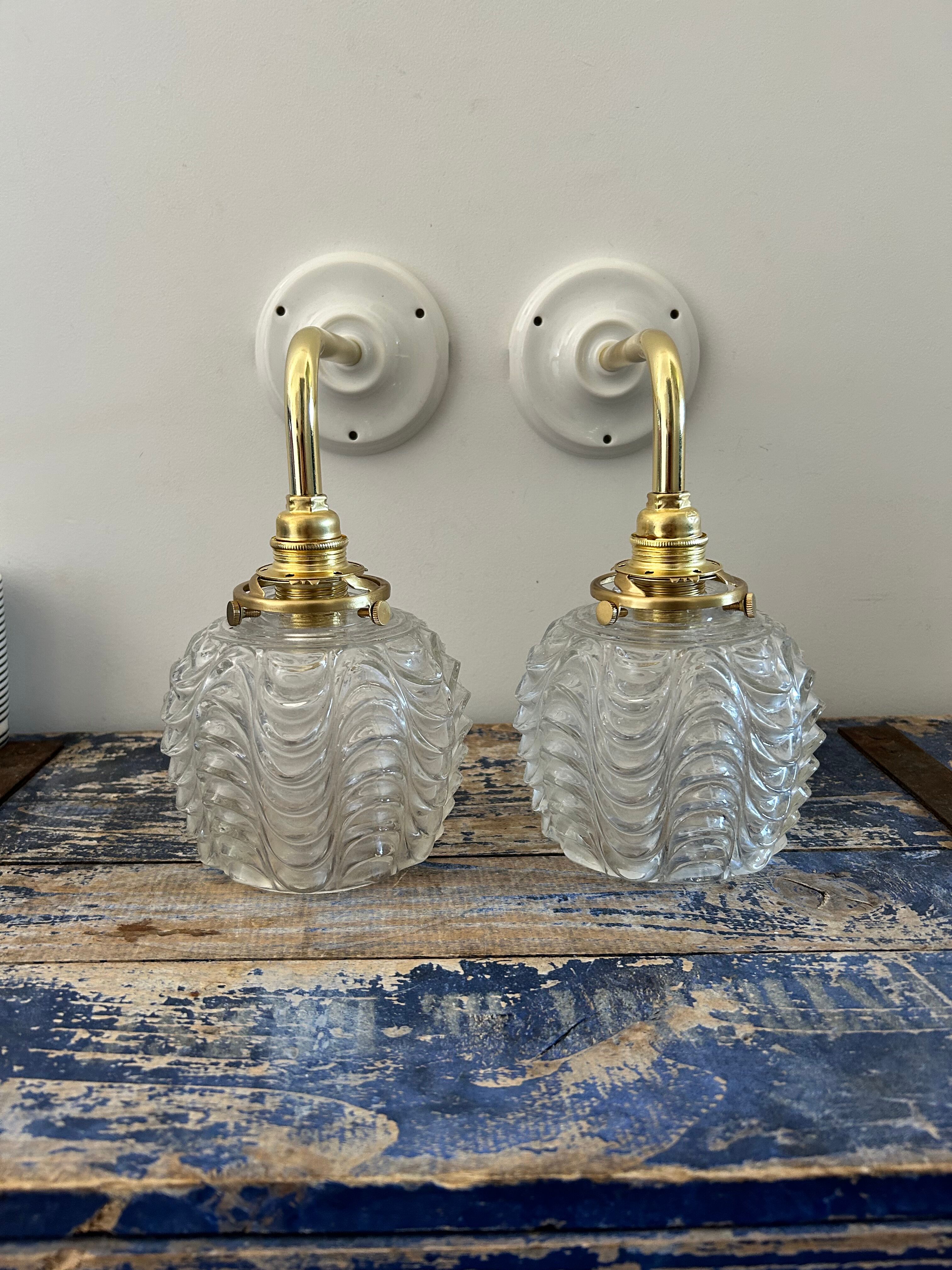 Paire d’appliques murales en verre ciselé