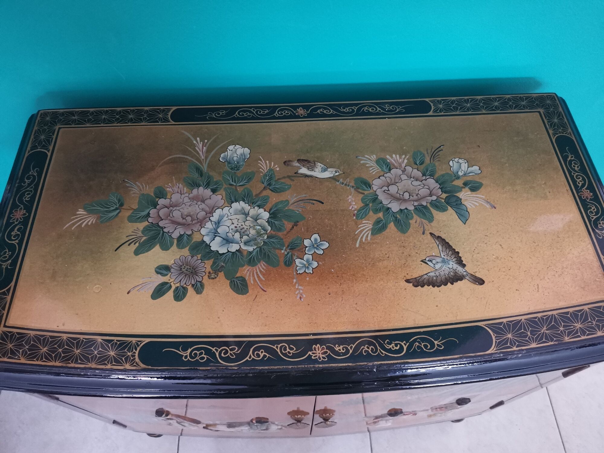 Buffet of black and gold laqué Chinese storage with relief subjects decorated flowers painted birds