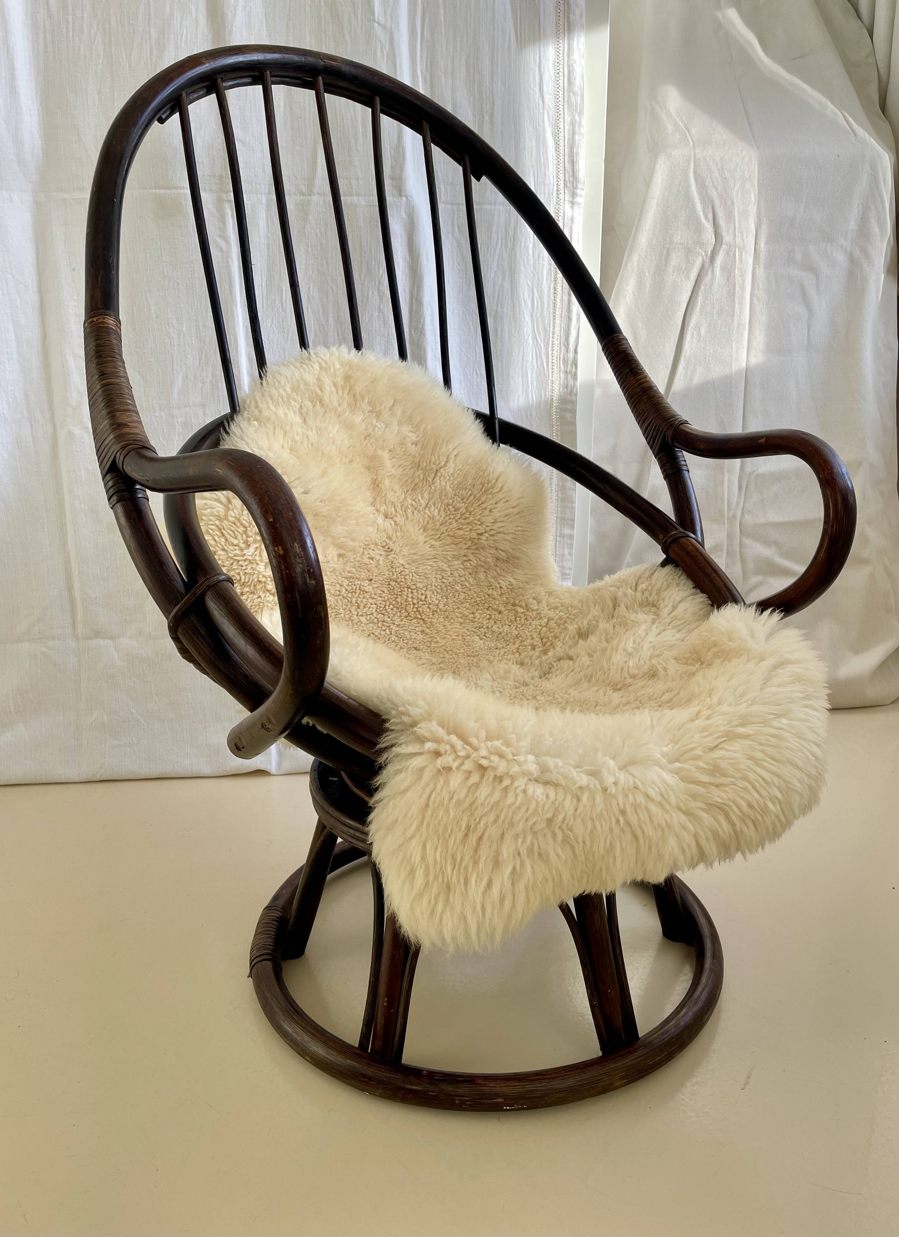 Chaise à œuf en rotin vintage des années 70 en très bon état.