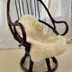 Chaise à œuf en rotin vintage des années 70 en très bon état.