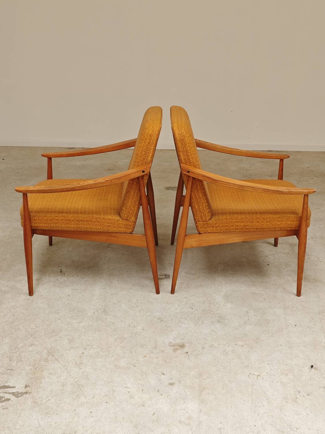 Paire de fauteuils Tchèque tissu chiné moutarde 1960