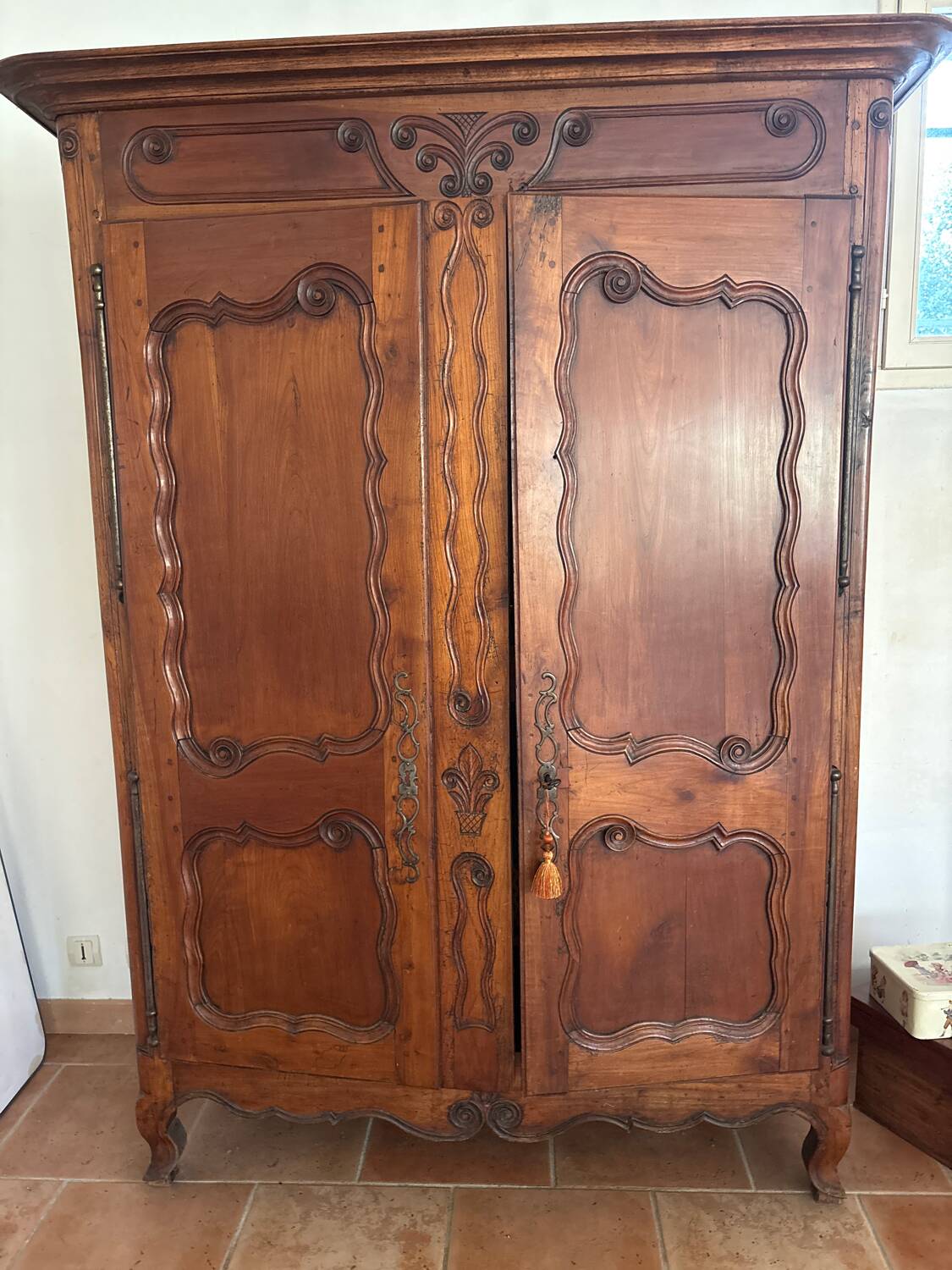 Beautiful antique oak wardrobe, dimensions suitable for current apartments.