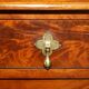 Commode Victorienne en Bois Flammé avec Roulettes en Porcelaine
