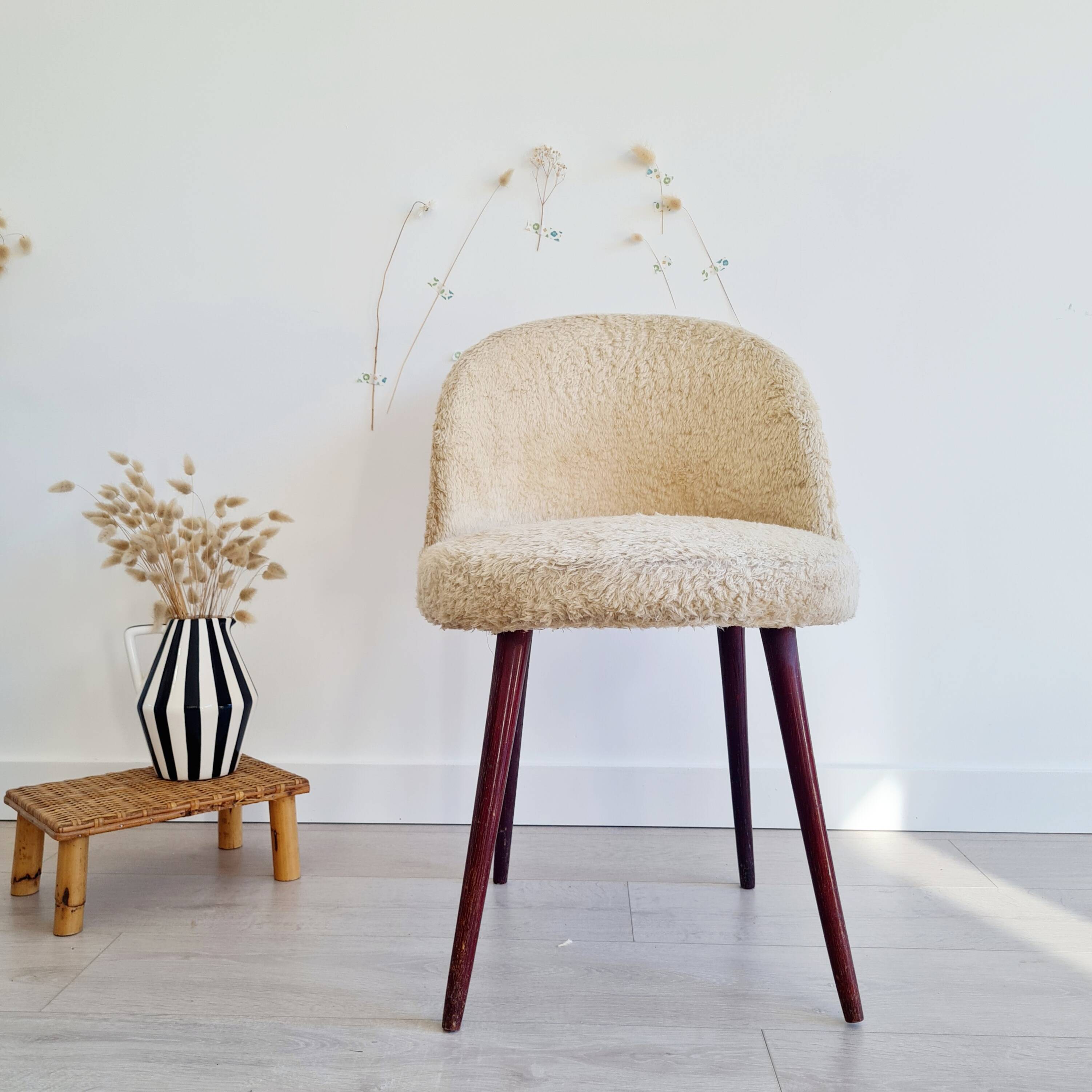 Chaise moumoute tonneau vintage pieds compas