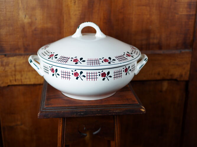 Large Nidervillers tureen from the 50s with a pattern of roses and blue and pink braces