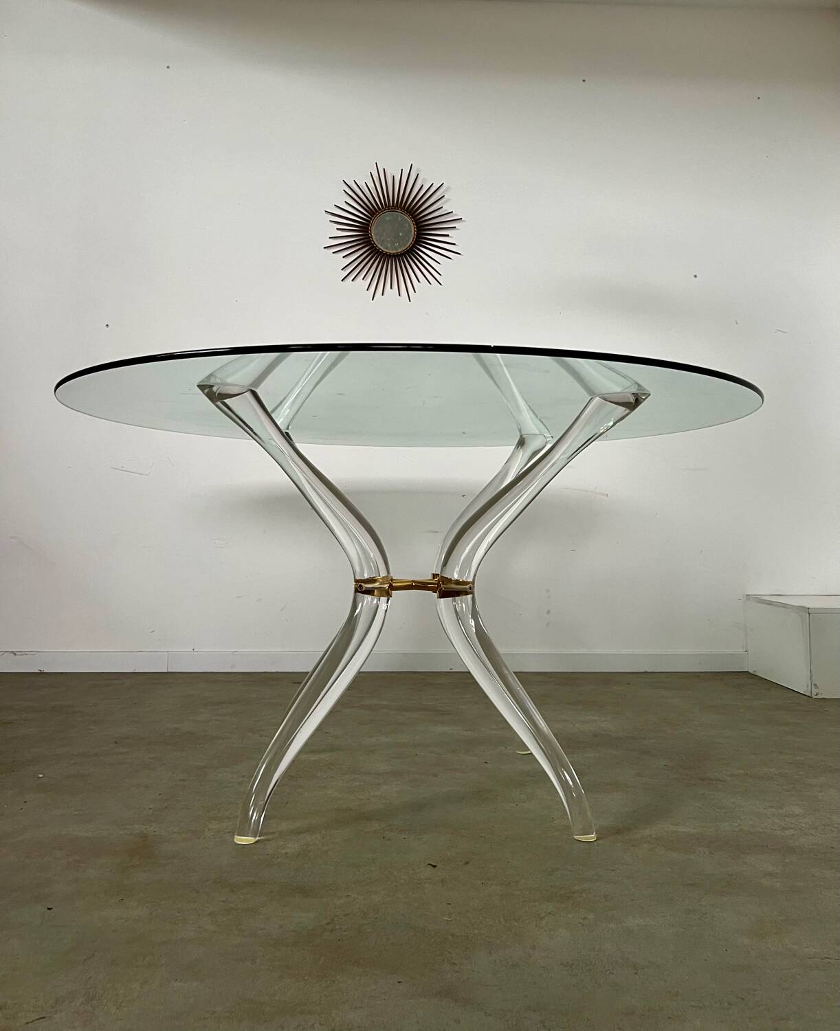 Venice model round dining table from Madelia by Paris Altuglas foot